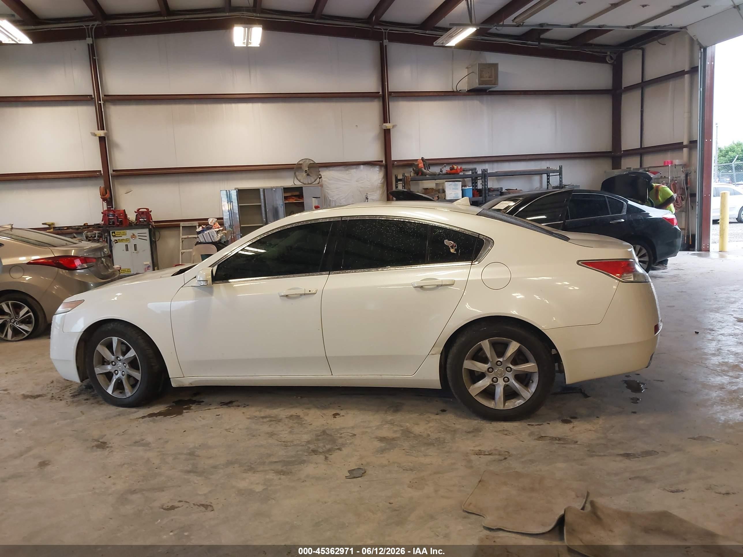 2010 Acura Tl 3.5 White vin: 19UUA8F29AA018421