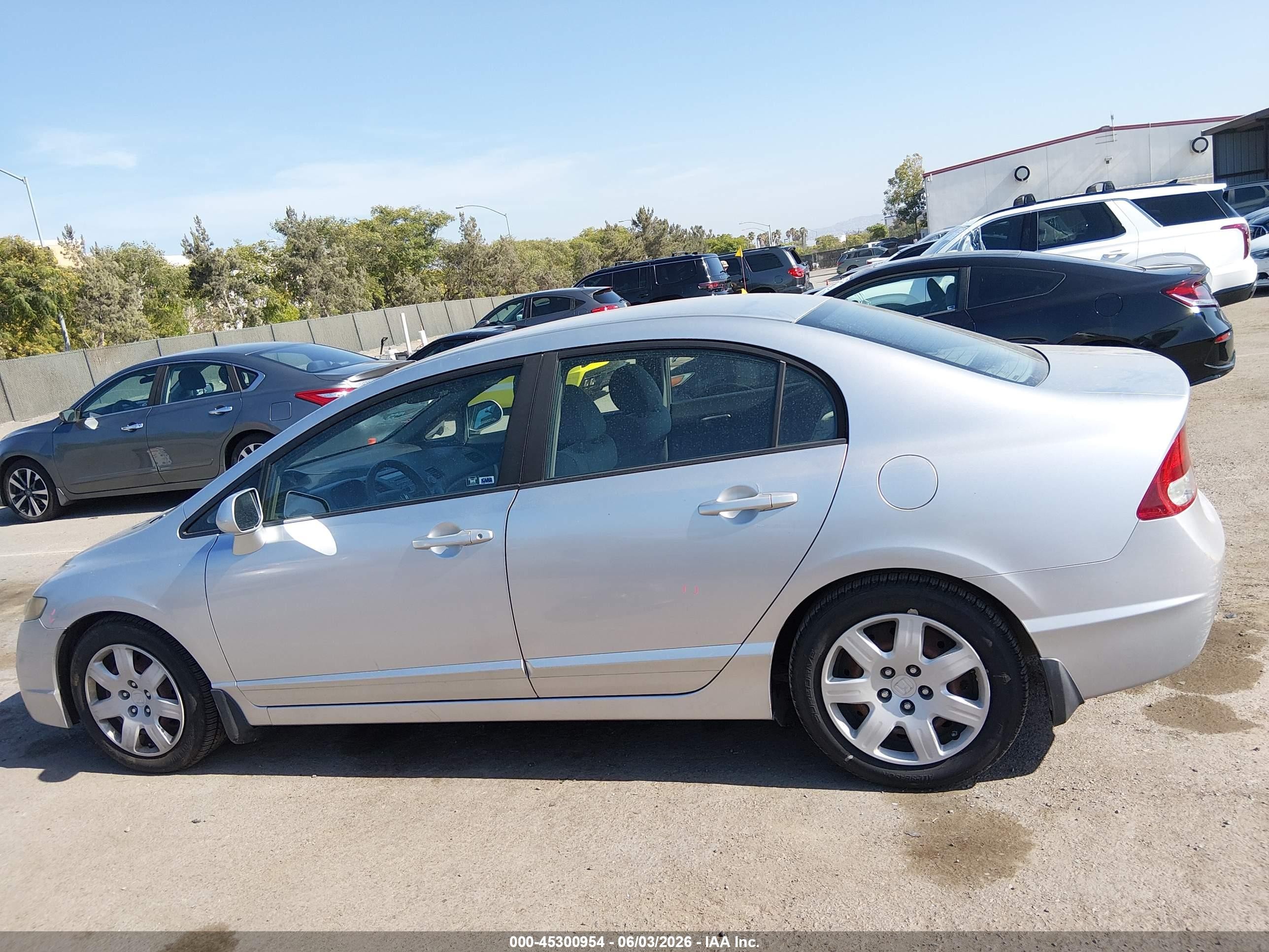 2010 Honda Civic Lx Silver vin: 19XFA1F55AE069498
