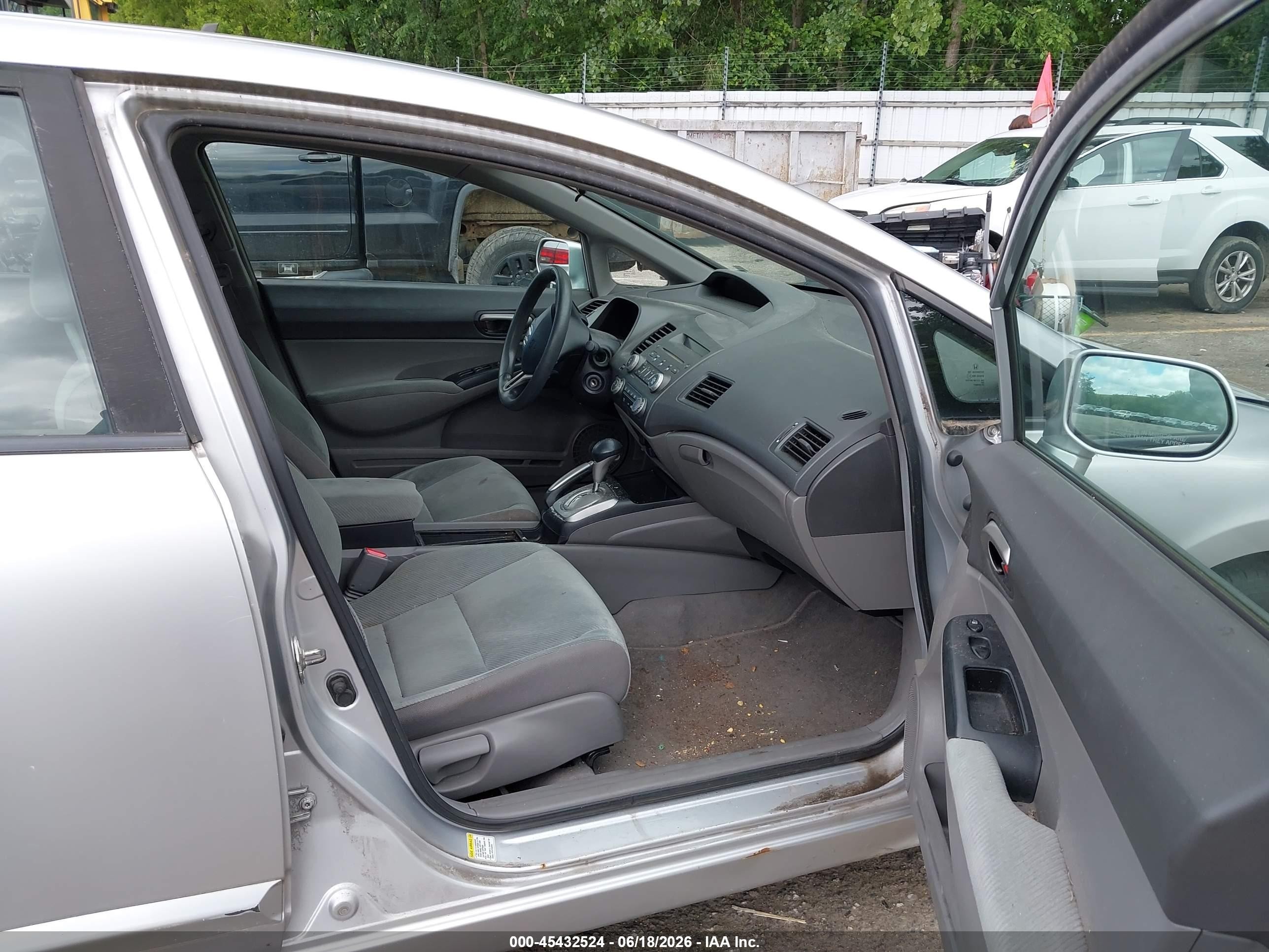 2010 Honda Civic Lx Silver vin: 19XFA1F58AE031005