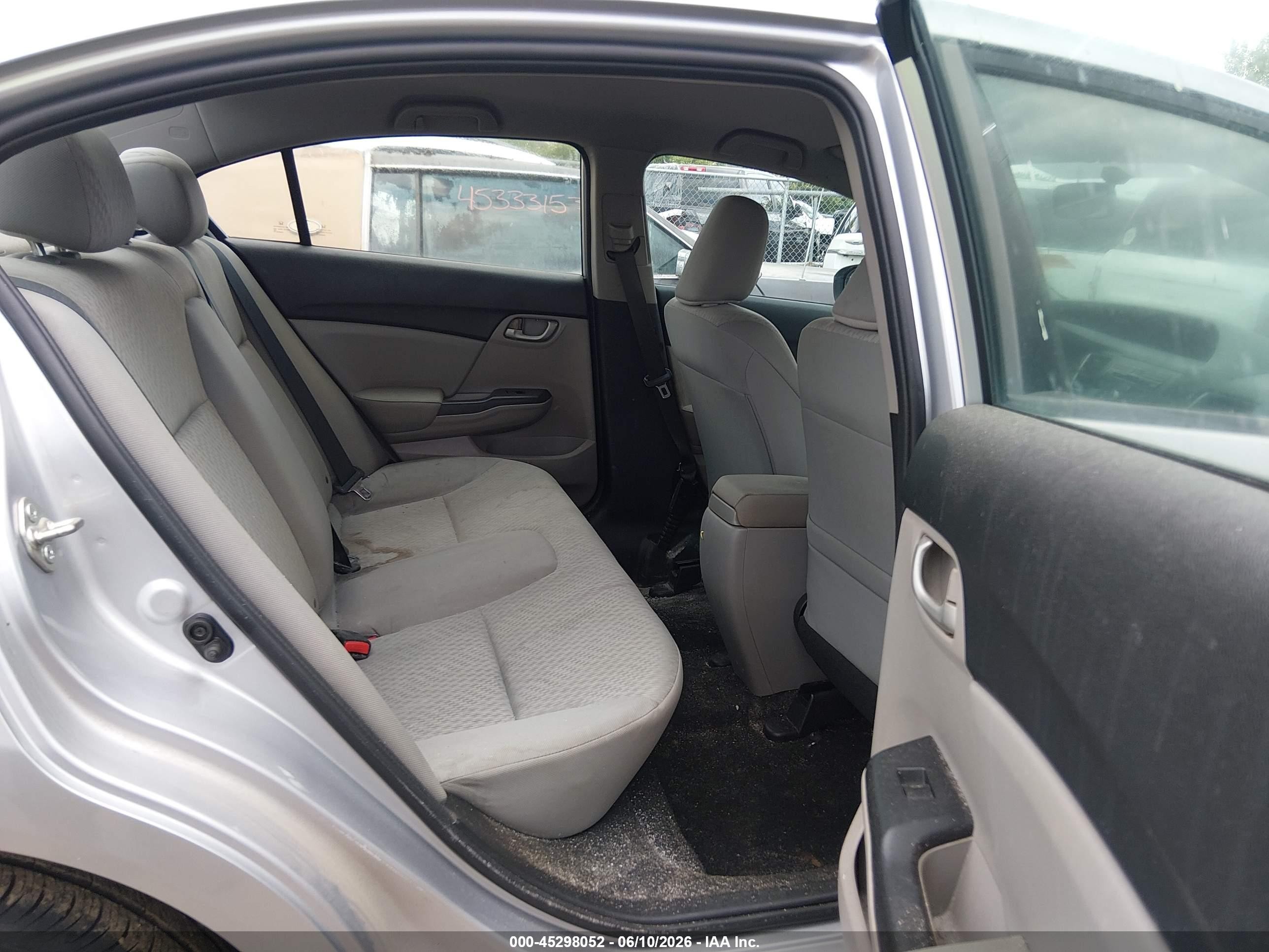 2015 Honda Civic Lx Серебряный vin: 19XFB2F52FE111314