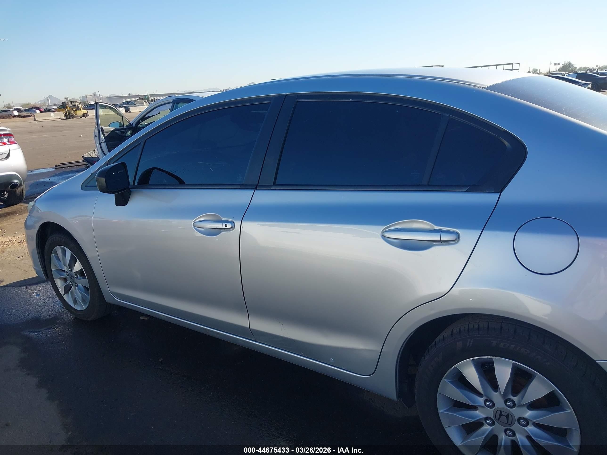 2014 Honda Civic Lx Серебряный vin: 19XFB2F56EE016236