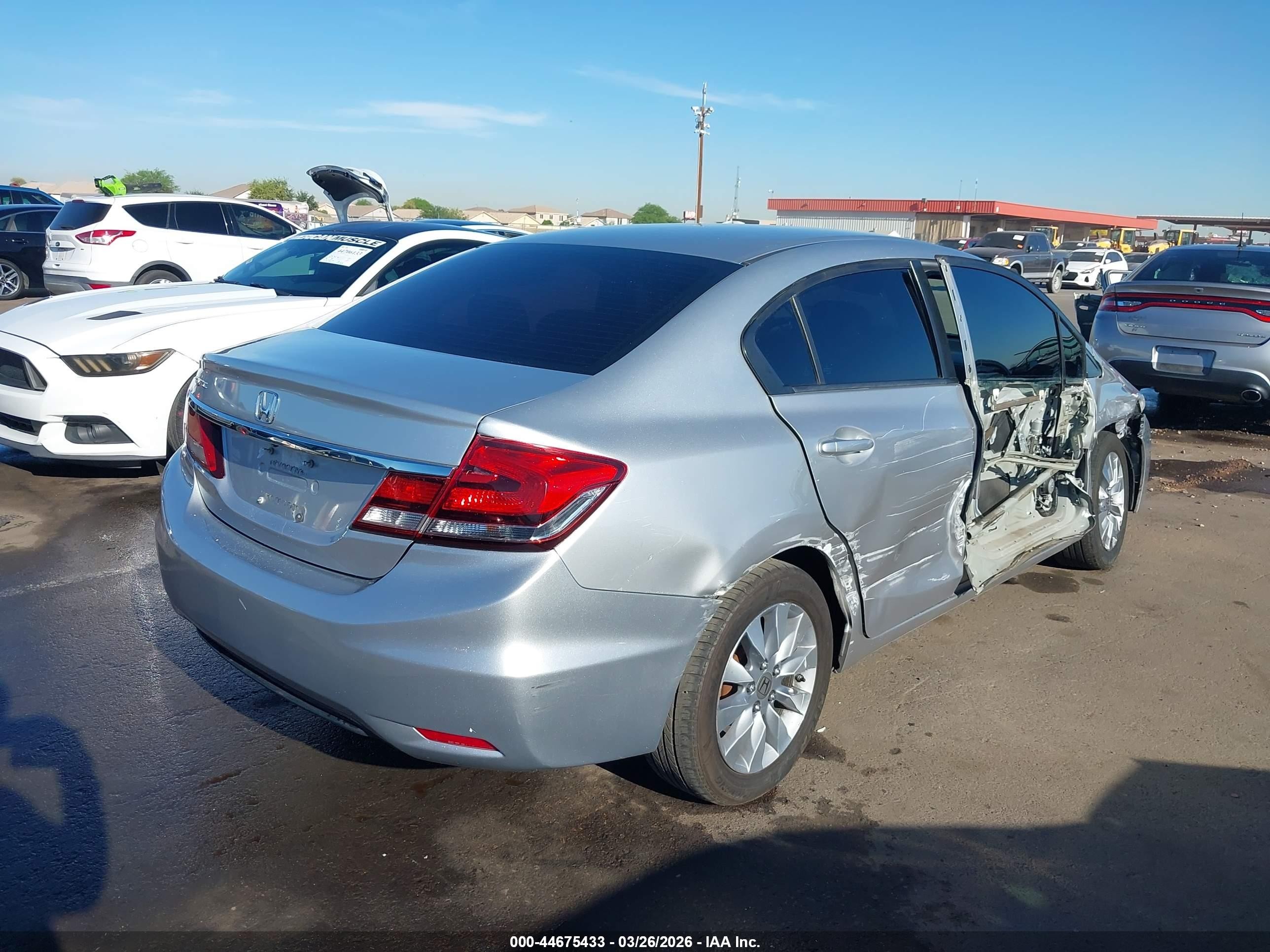 2014 Honda Civic Lx Серебряный vin: 19XFB2F56EE016236