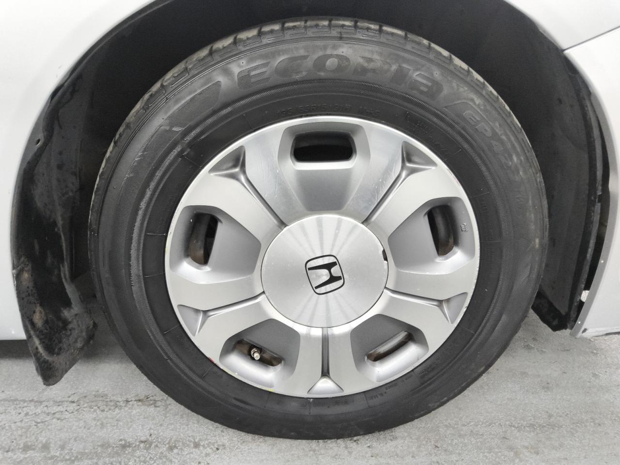 2013 Honda Civic Hybrid L Silver vin: 19XFB4F38DE202112 Damage: Right Front Tire, Worn, Replacement Required