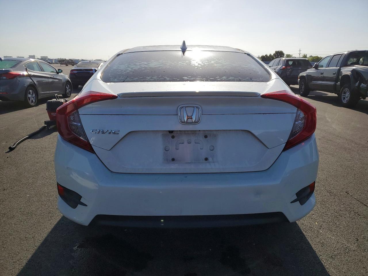 2018 Honda Civic Ex White vin: 19XFC1F39JE201574