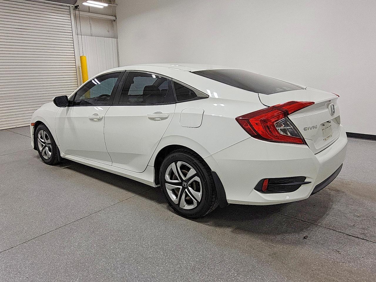 2016 Honda Civic Lx Белый vin: 19XFC2F51GE055574