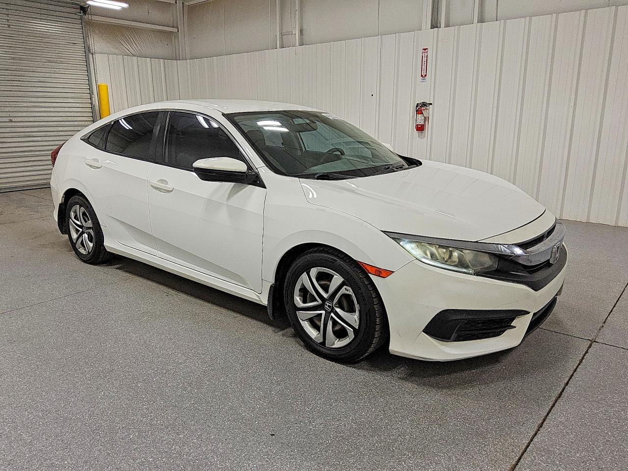 2016 Honda Civic Lx Белый vin: 19XFC2F51GE055574