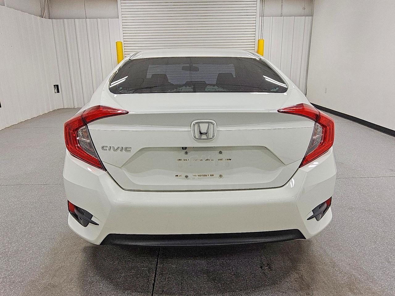 2016 Honda Civic Lx Белый vin: 19XFC2F51GE055574