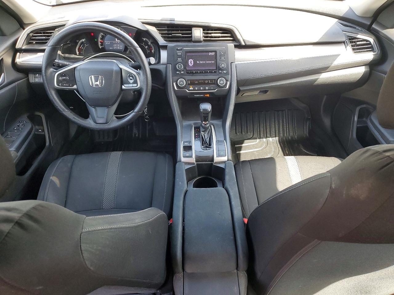 2018 Honda Civic Lx Серебряный vin: 19XFC2F53JE205224