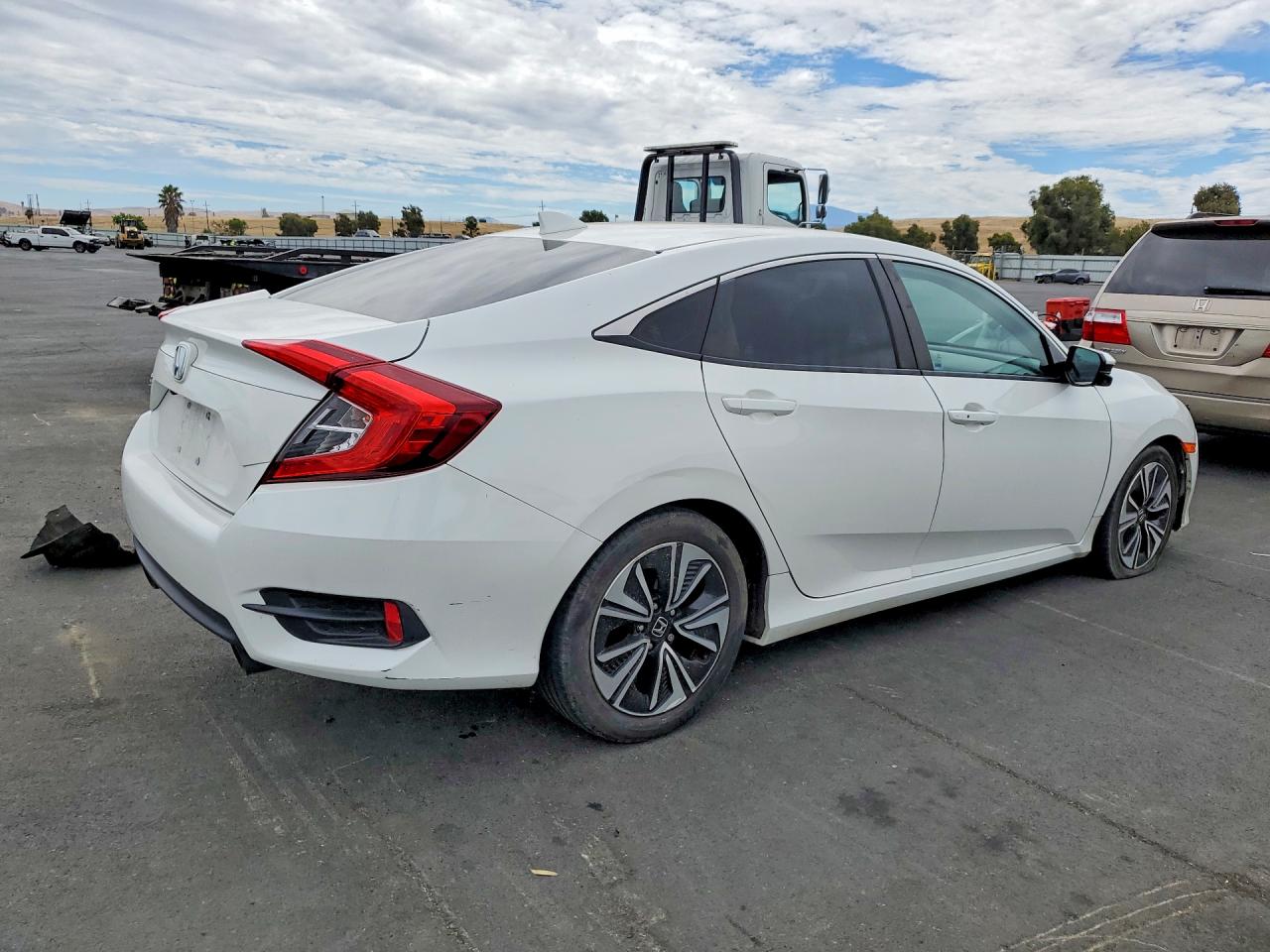 2018 Honda Civic Ex White vin: 19XFC2F70JE206929