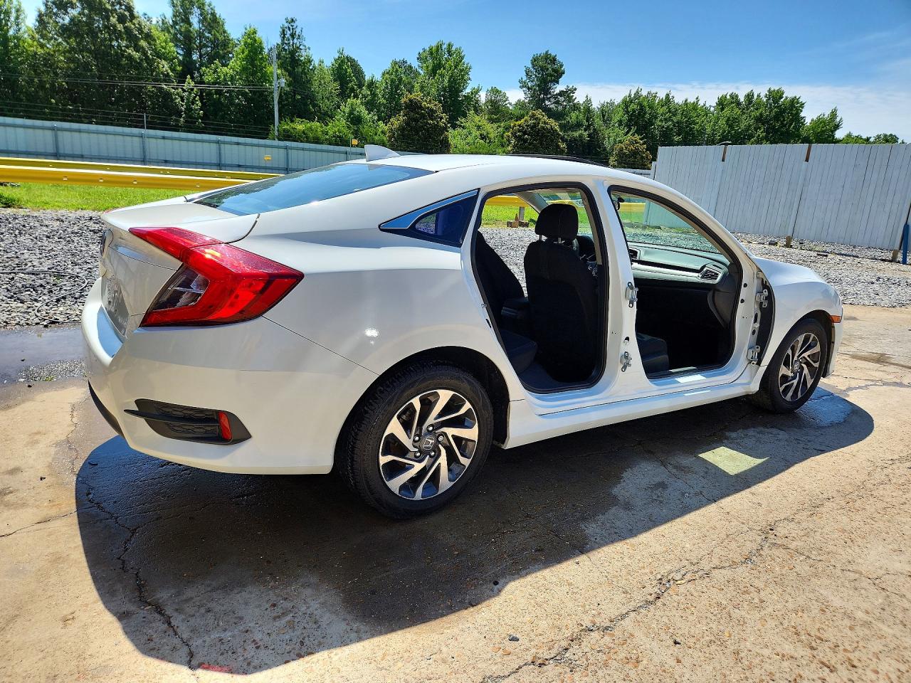 2017 Honda Civic Ex White vin: 19XFC2F7XHE047332