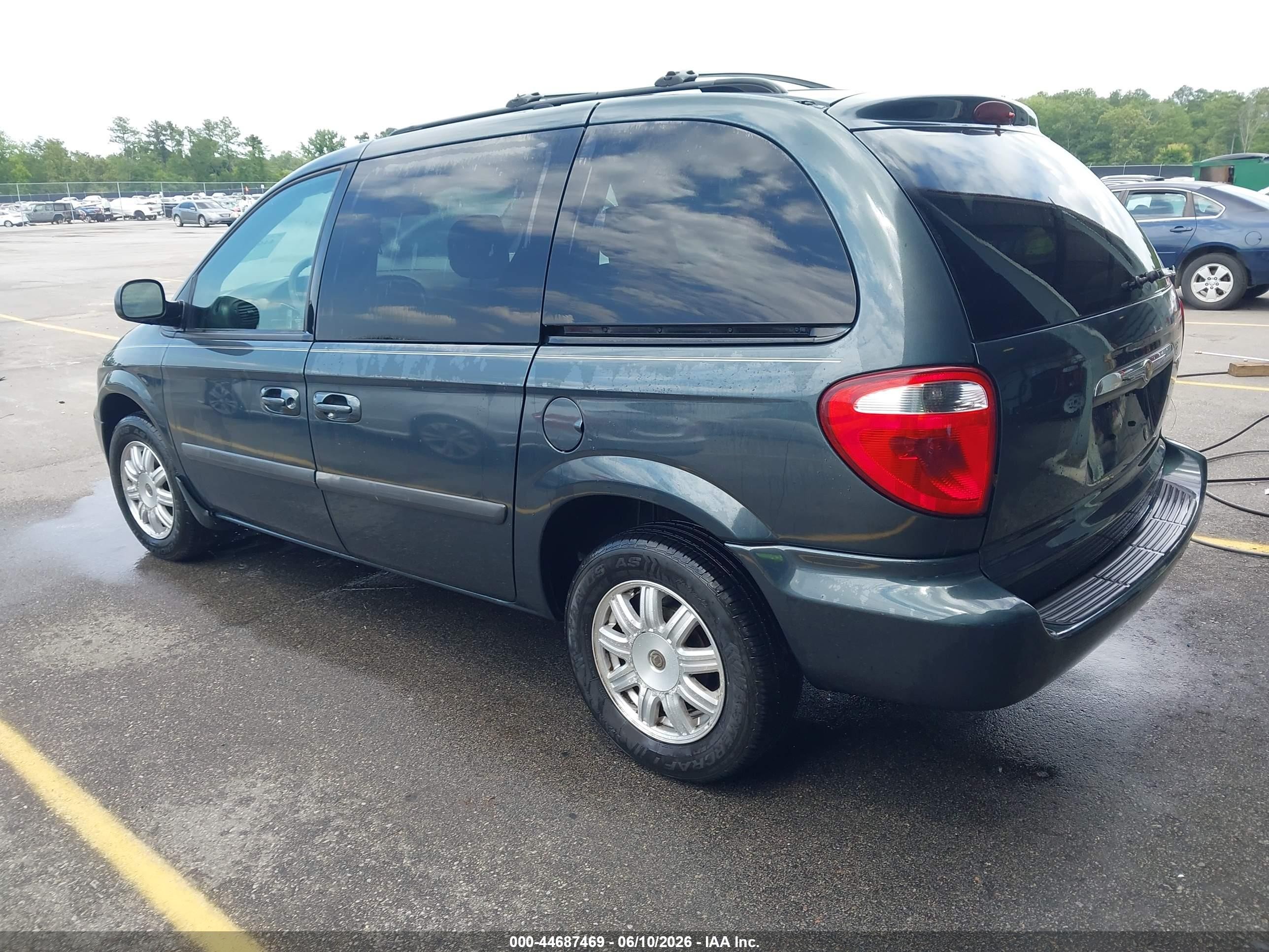 2007 Chrysler Town & Country   Gray vin: 1A4GJ45R57B120797