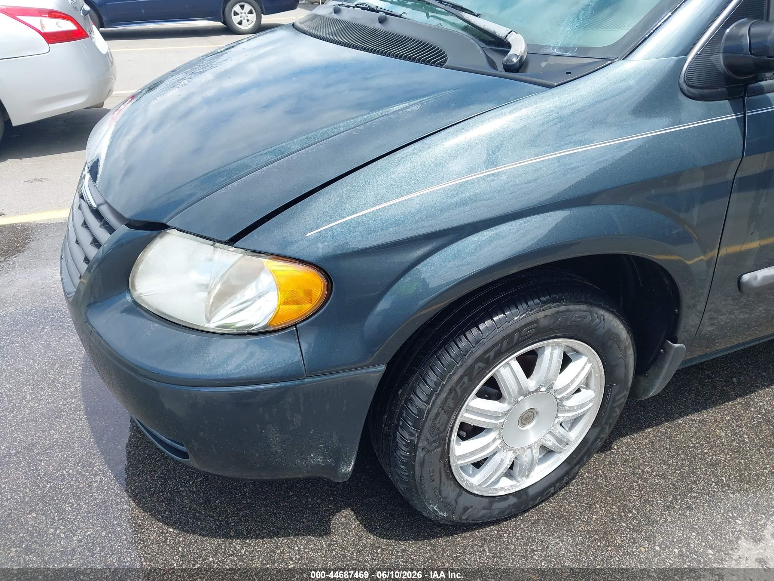 2007 Chrysler Town & Country   Gray vin: 1A4GJ45R57B120797