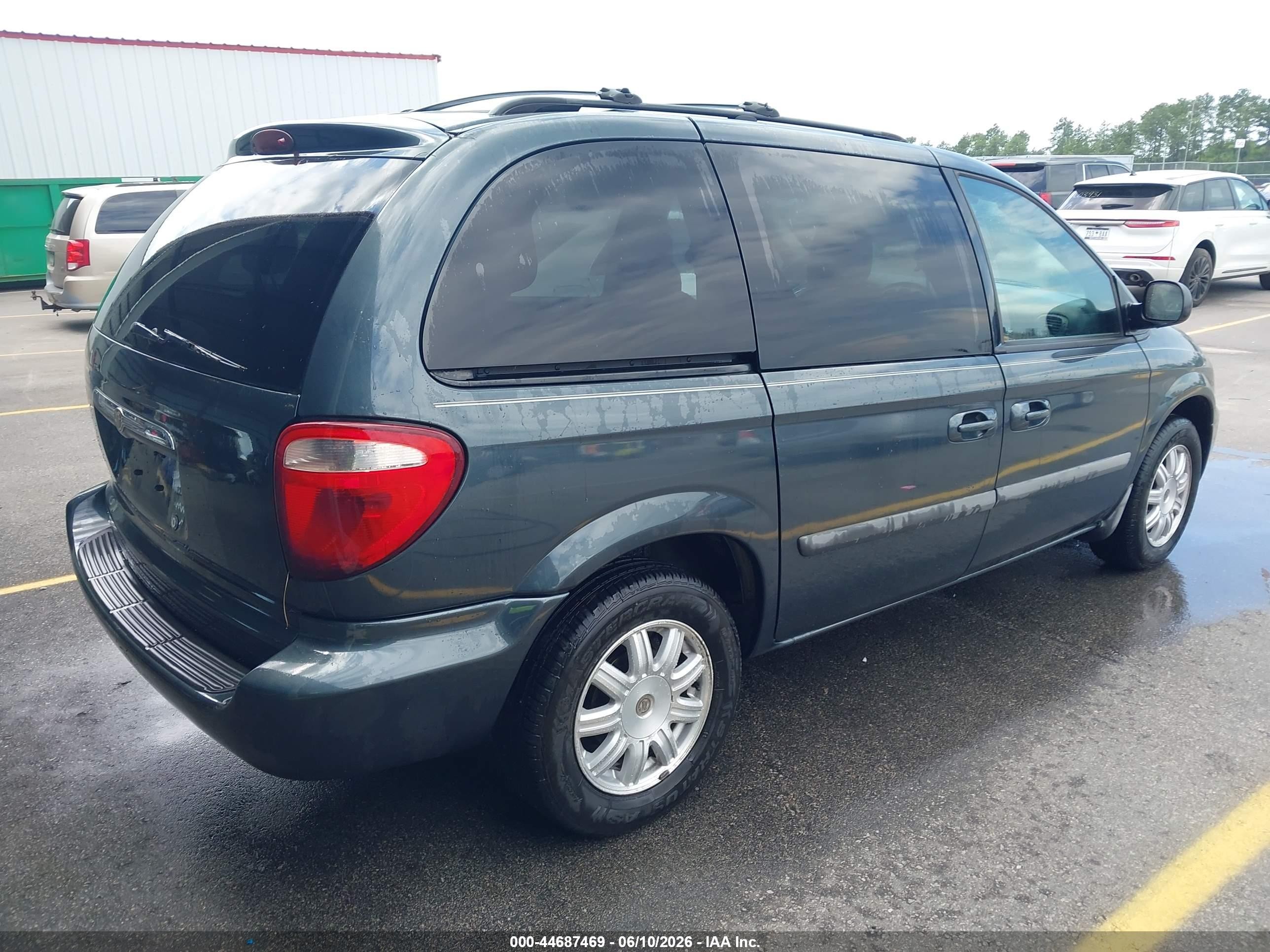 2007 Chrysler Town & Country   Gray vin: 1A4GJ45R57B120797
