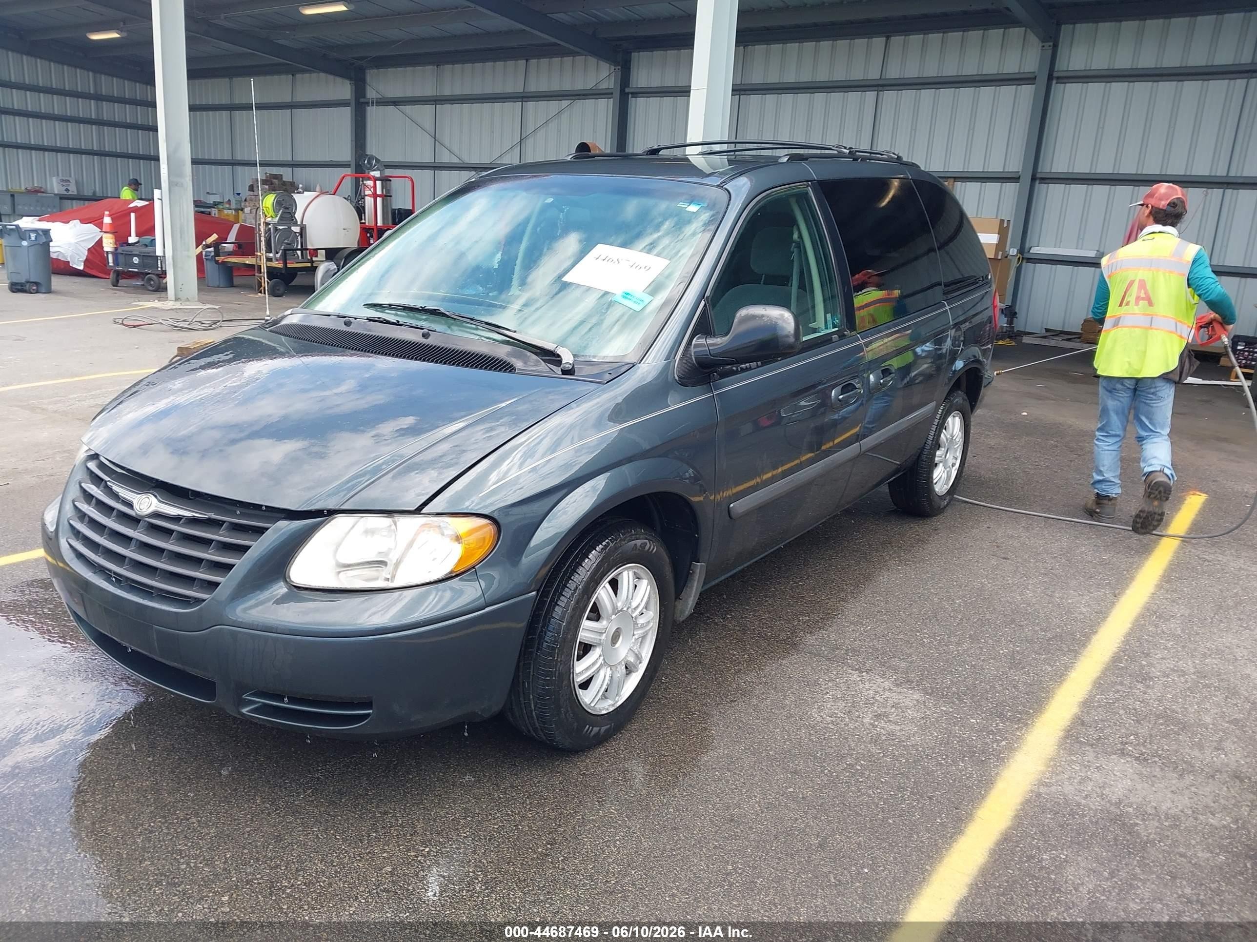 2007 Chrysler Town & Country   Gray vin: 1A4GJ45R57B120797