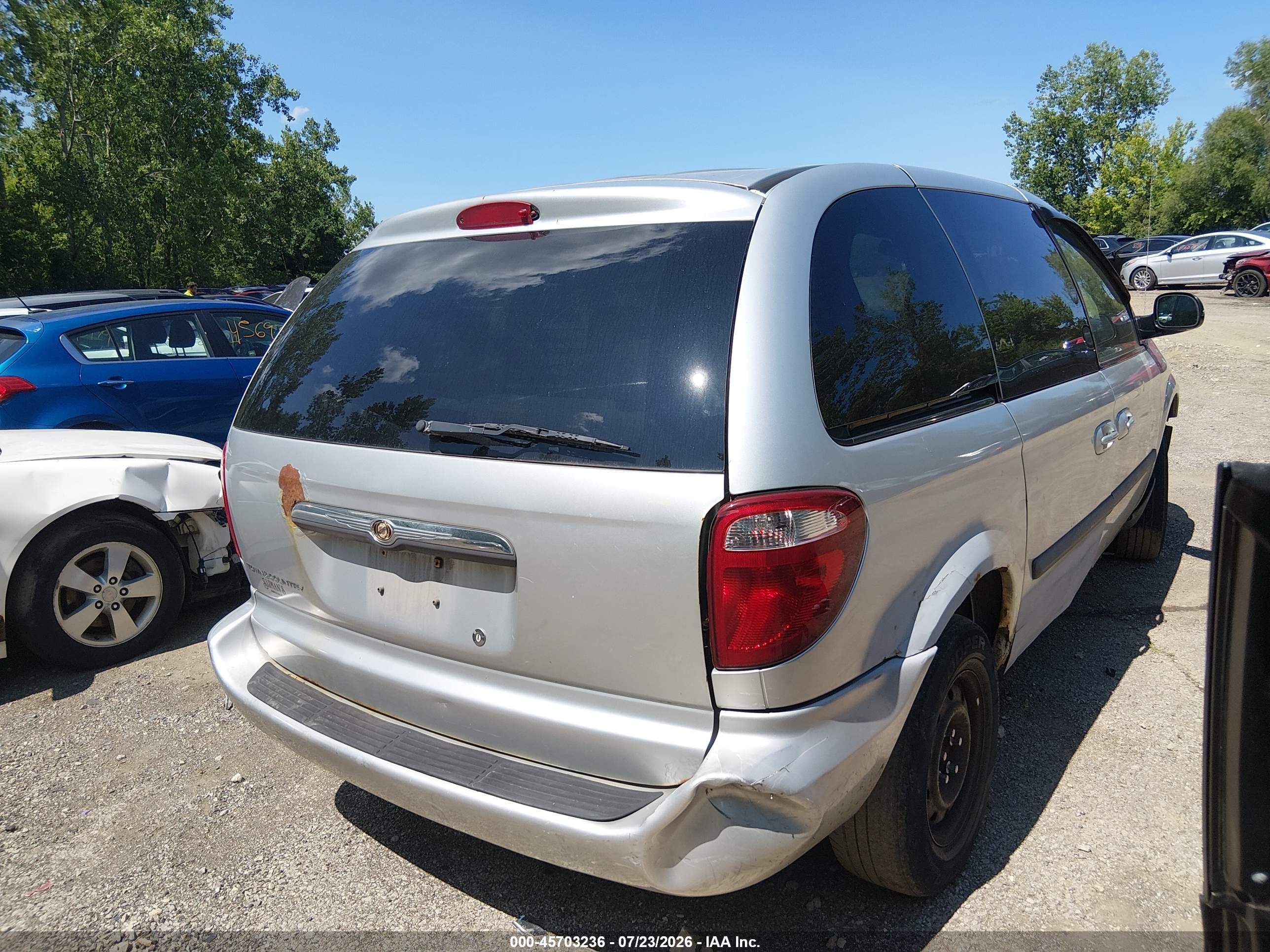 2007 Chrysler Town & Country   Silver vin: 1A4GJ45R57B154870