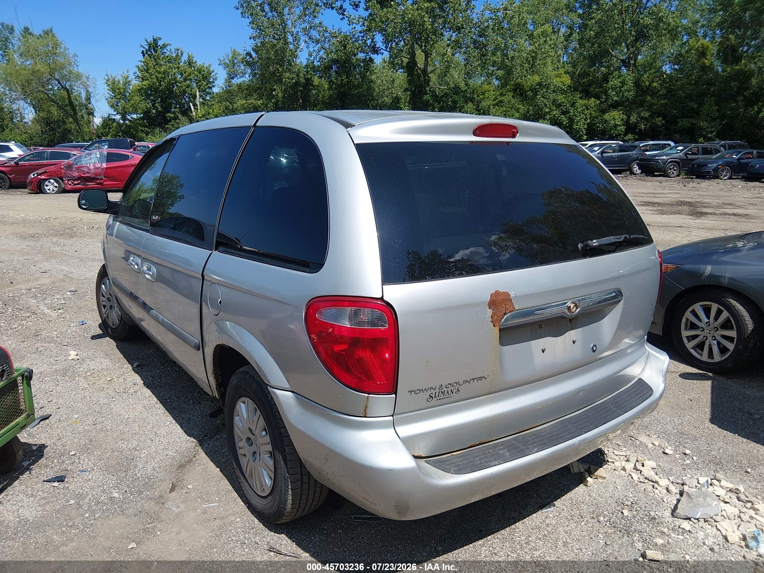 2007 Chrysler Town & Country   Silver vin: 1A4GJ45R57B154870