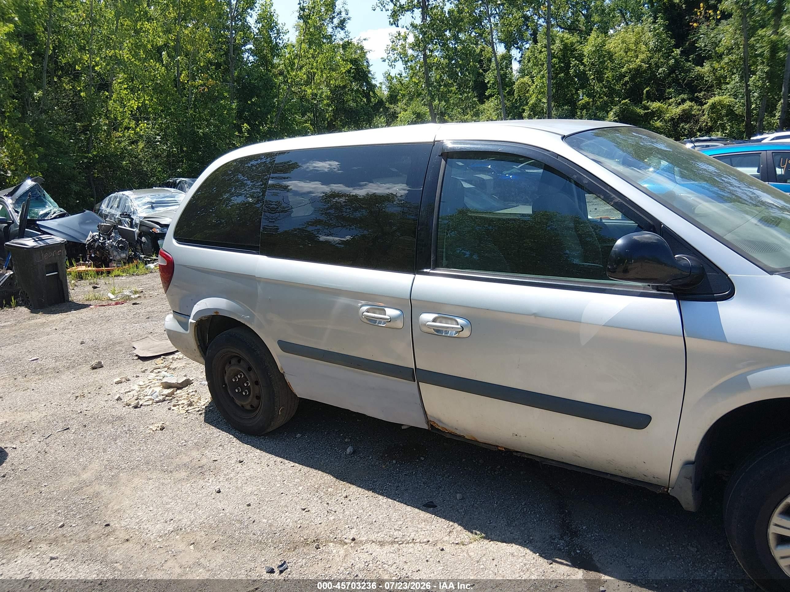 2007 Chrysler Town & Country   Silver vin: 1A4GJ45R57B154870