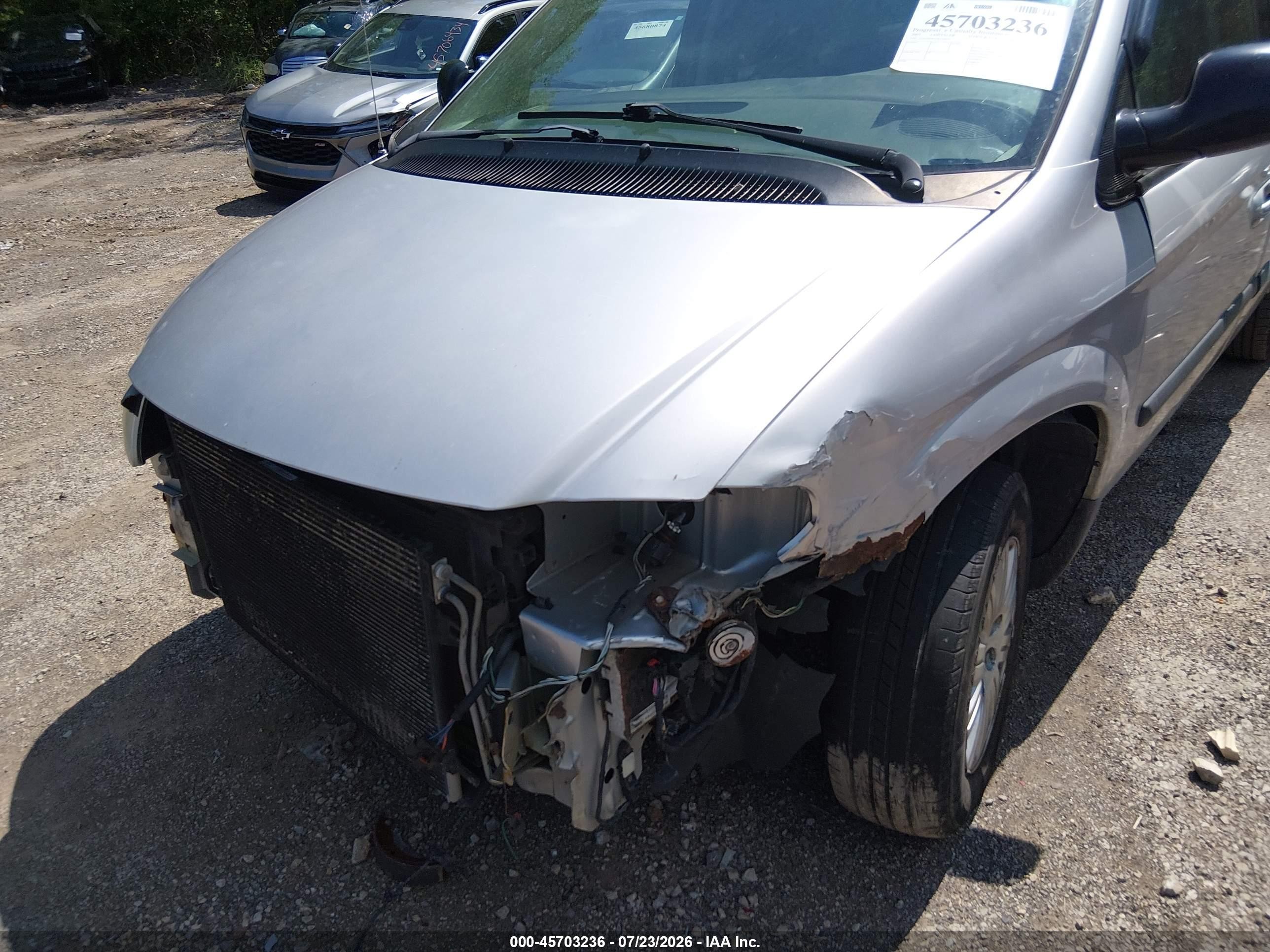 2007 Chrysler Town & Country   Silver vin: 1A4GJ45R57B154870