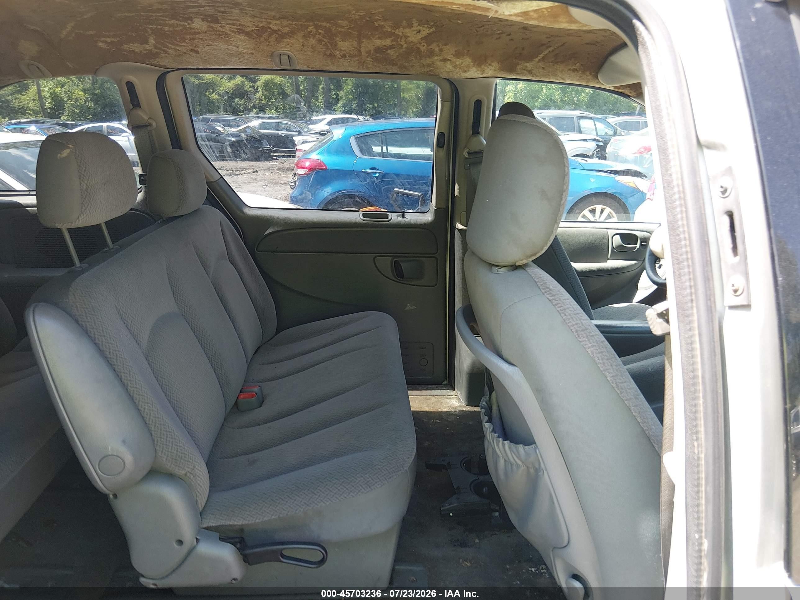 2007 Chrysler Town & Country   Silver vin: 1A4GJ45R57B154870