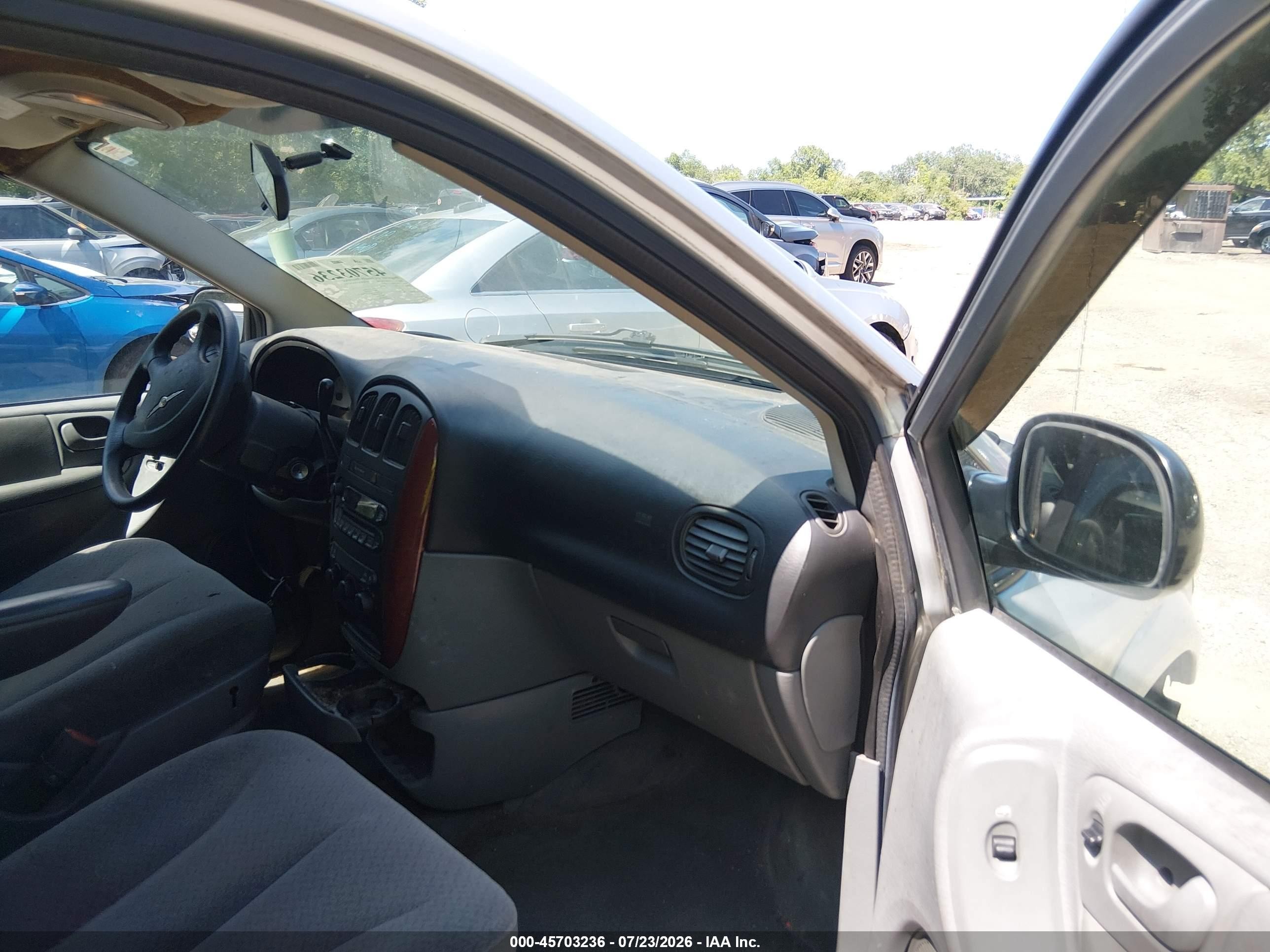 2007 Chrysler Town & Country   Silver vin: 1A4GJ45R57B154870