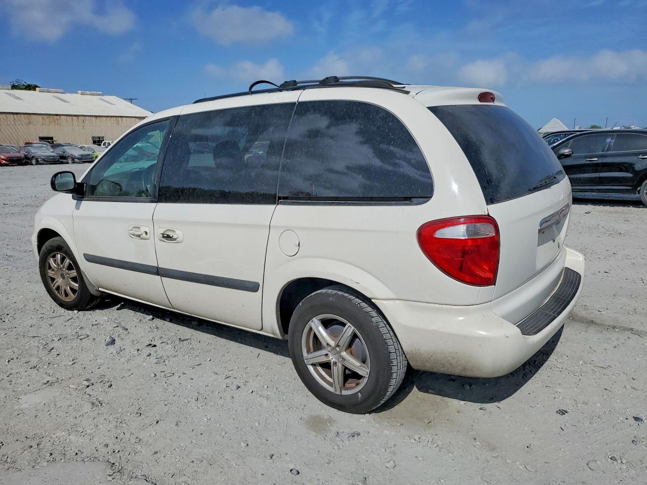 2007 Chrysler Town & Country Lx White vin: 1A4GJ45R57B173662