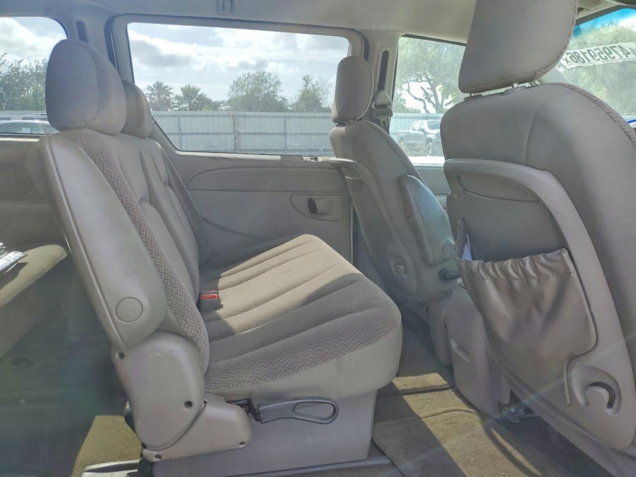 2007 Chrysler Town & Country Lx White vin: 1A4GJ45R57B173662