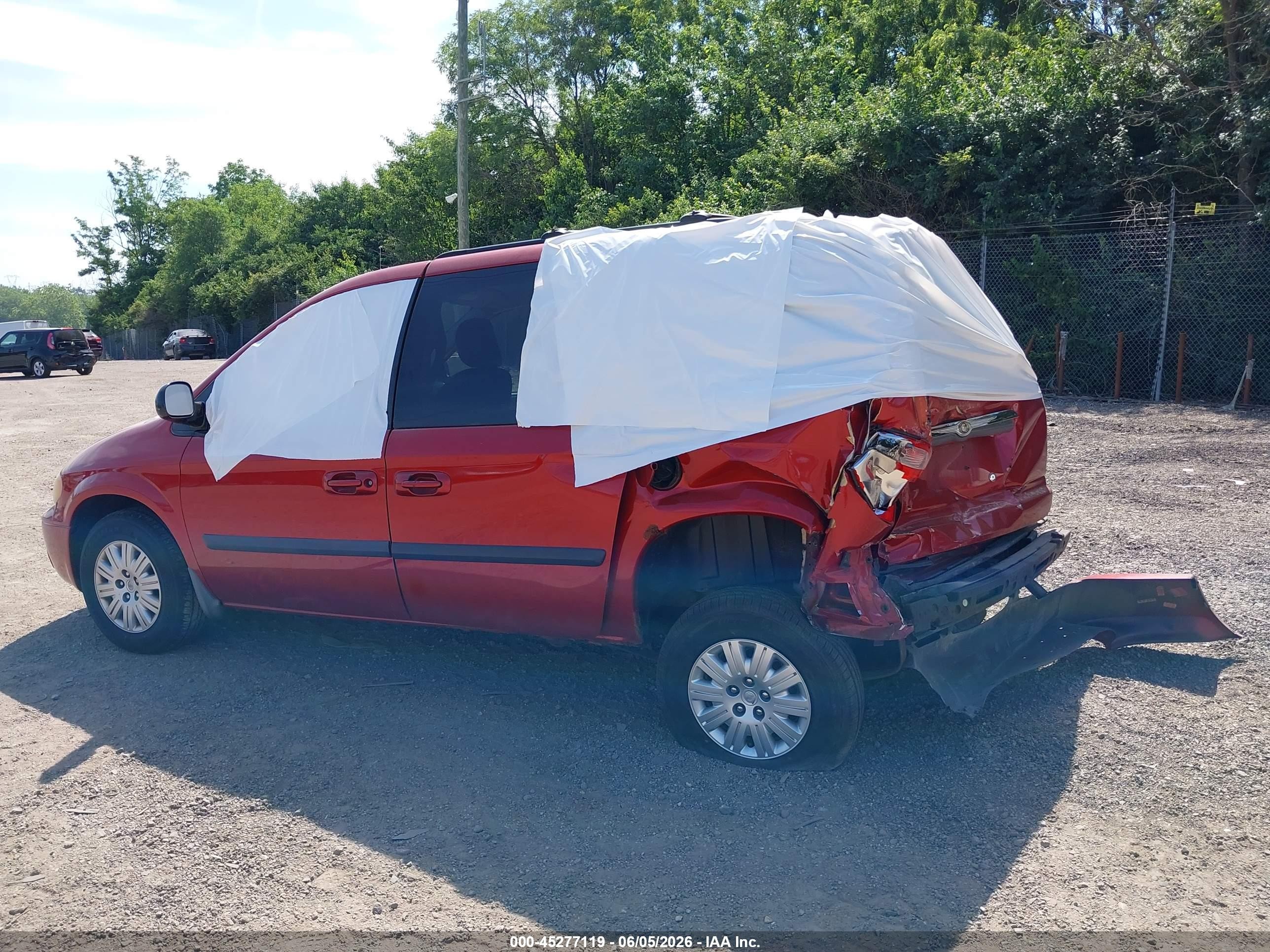 2007 Chrysler Town & Country   Red vin: 1A4GJ45R77B180354
