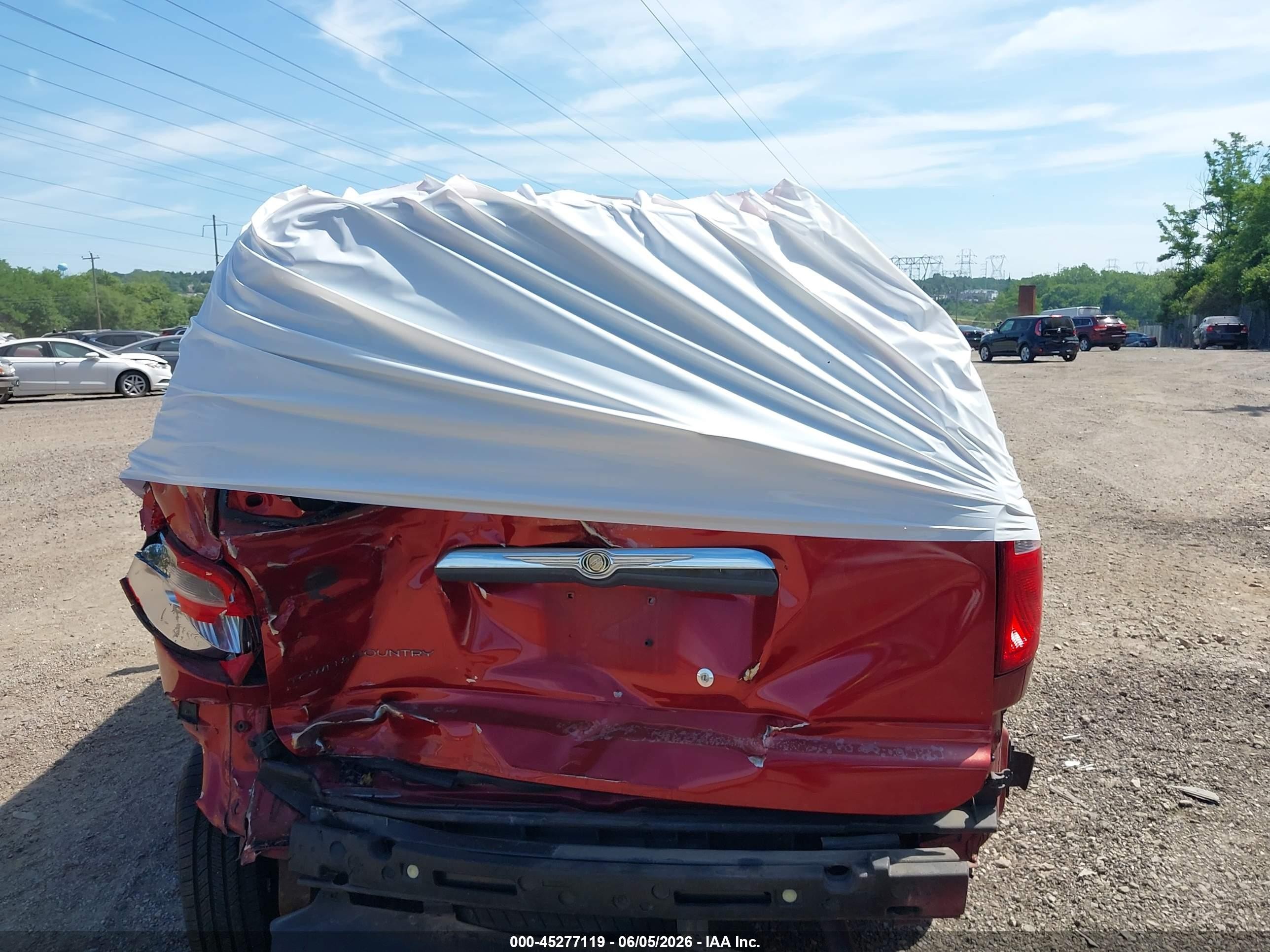 2007 Chrysler Town & Country   Red vin: 1A4GJ45R77B180354