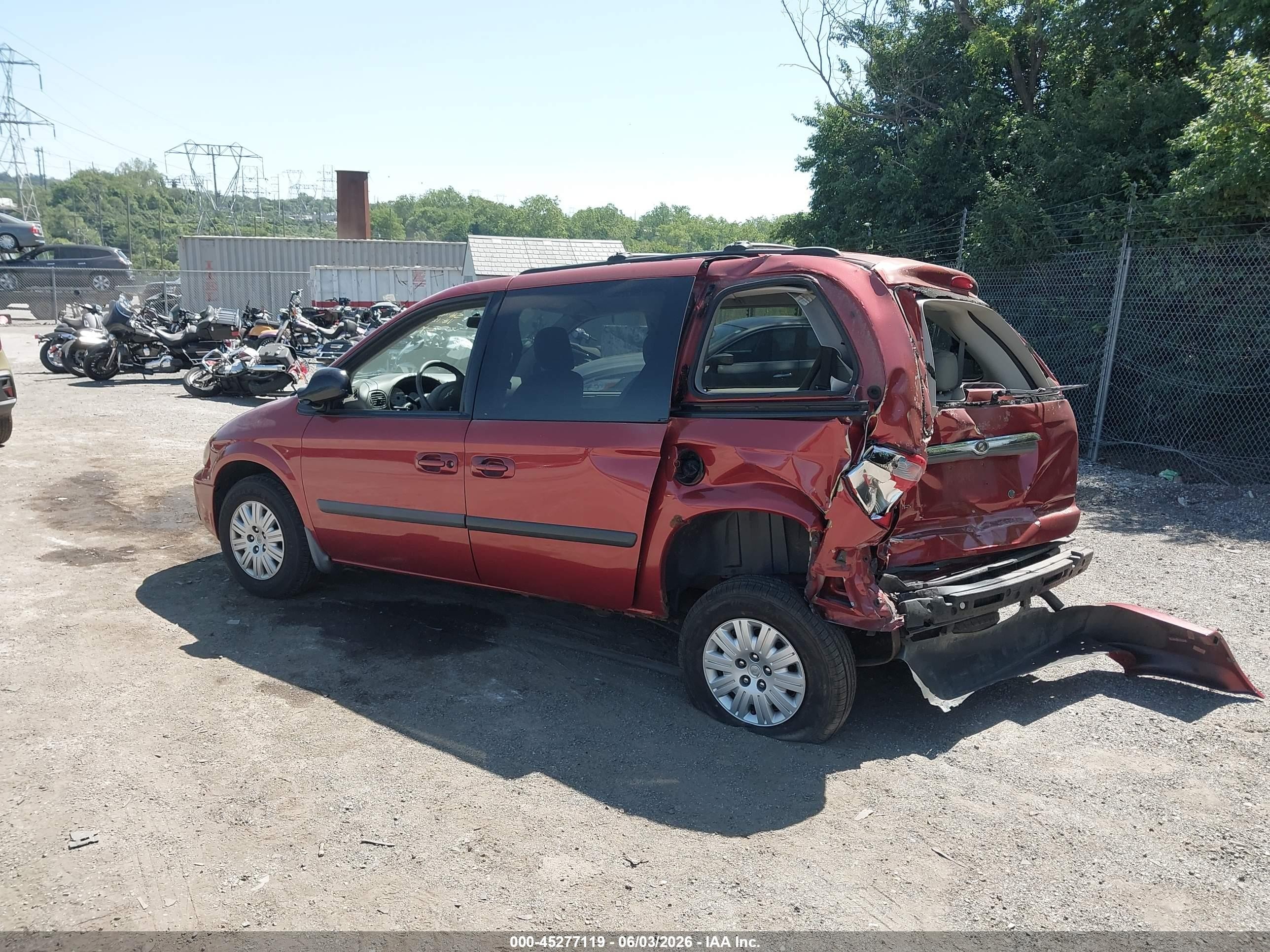 2007 Chrysler Town & Country   Red vin: 1A4GJ45R77B180354