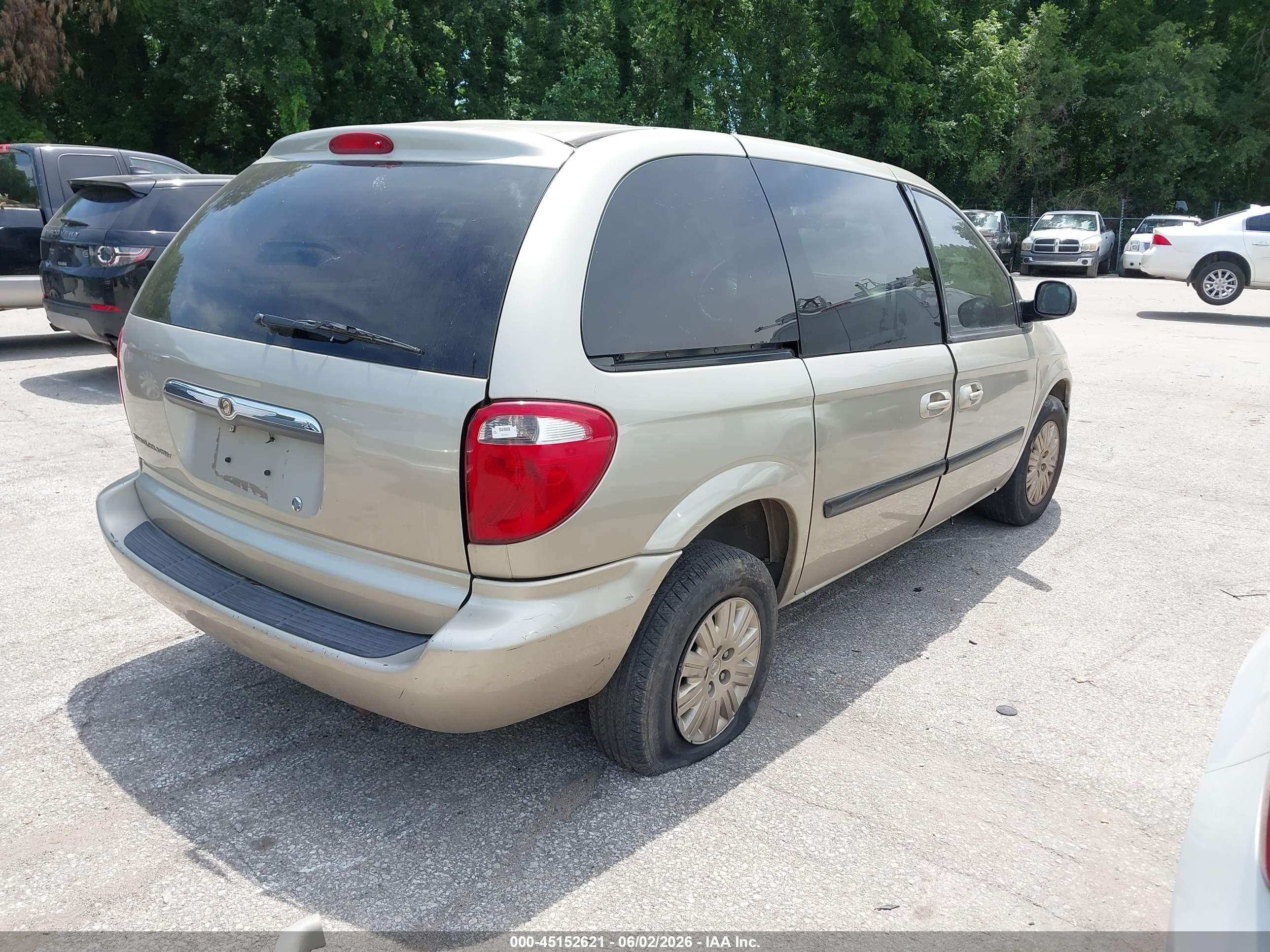 2007 Chrysler Town & Country   Бежевый vin: 1A4GJ45RX7B173415