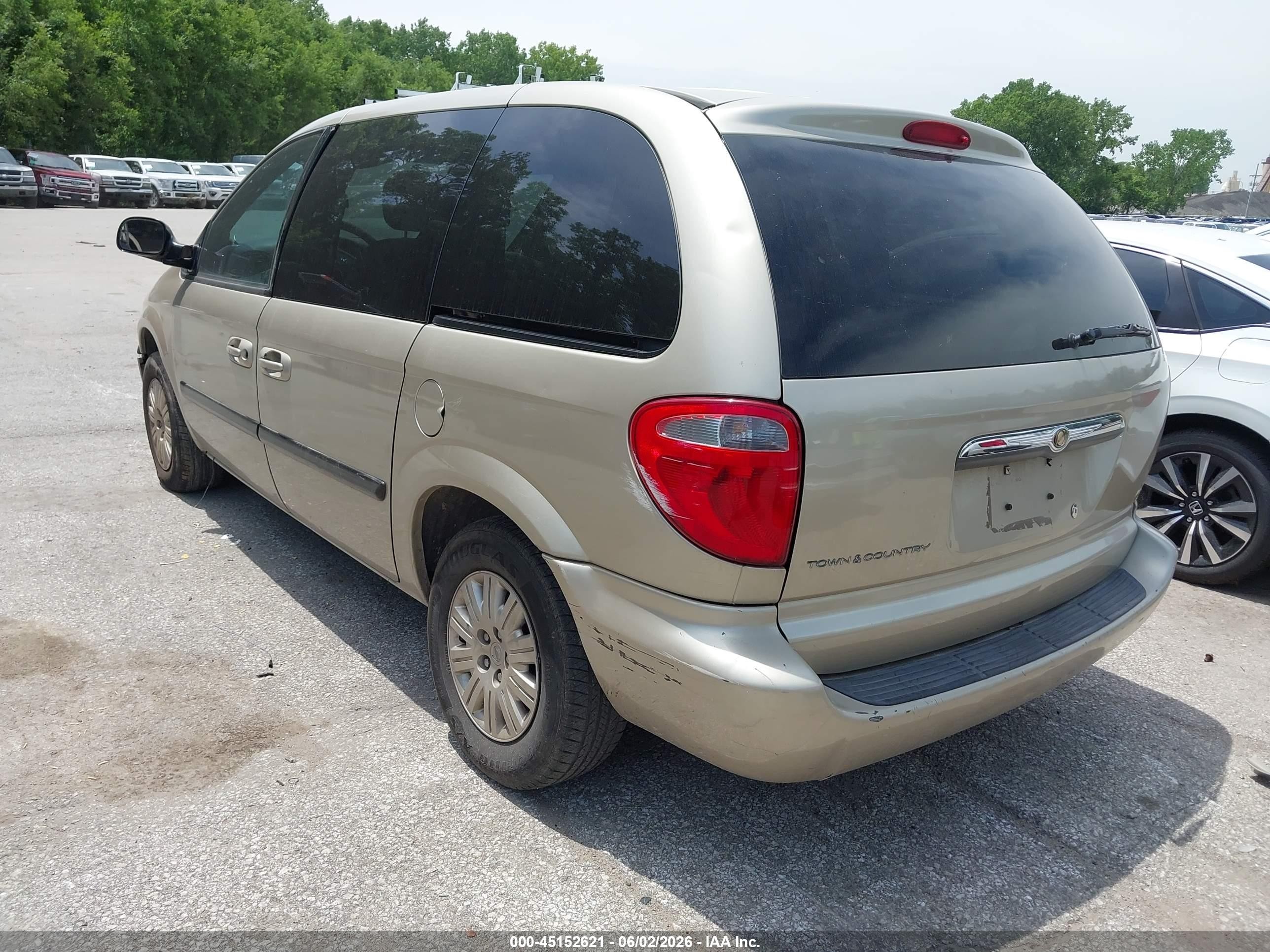 2007 Chrysler Town & Country   Бежевый vin: 1A4GJ45RX7B173415