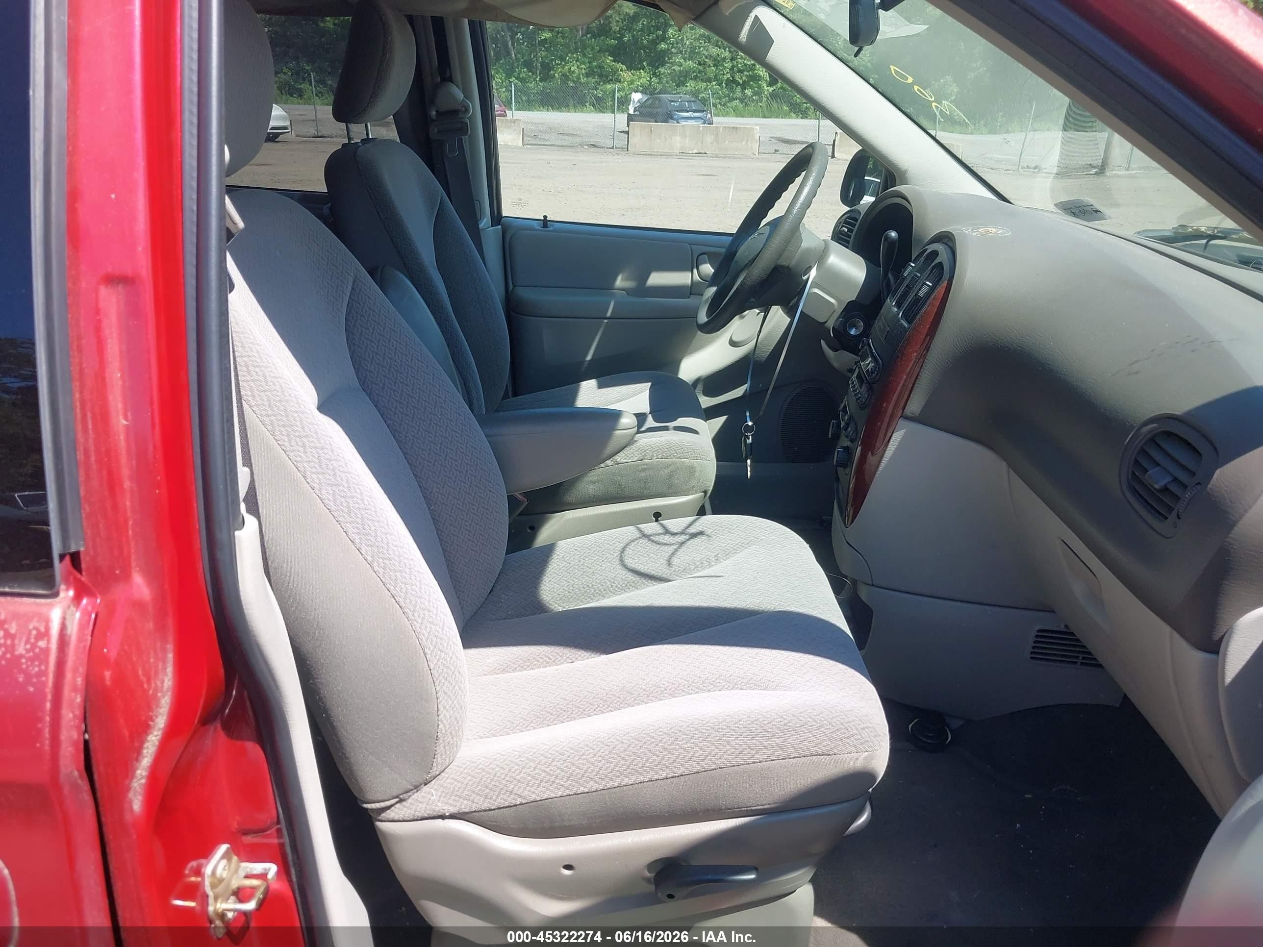 2006 Chrysler Town & Country   Красный vin: 1A4GP45R26B584529