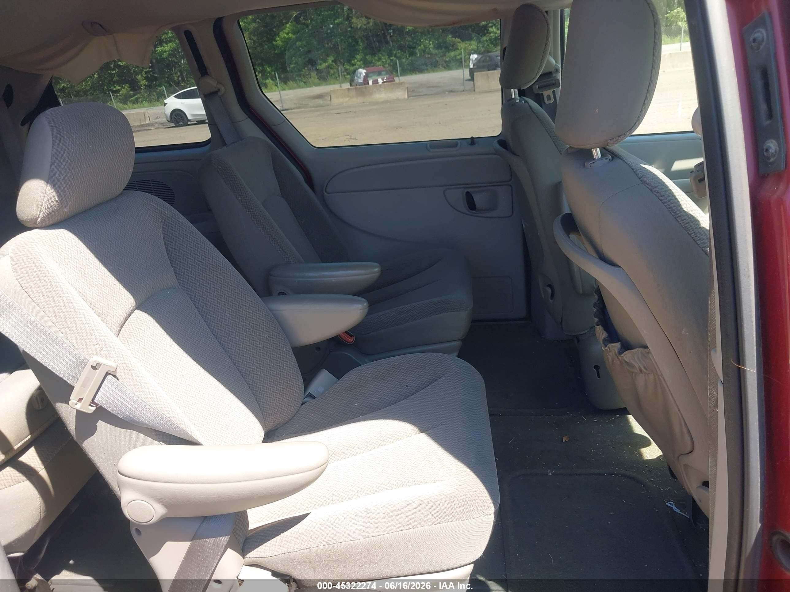 2006 Chrysler Town & Country   Красный vin: 1A4GP45R26B584529