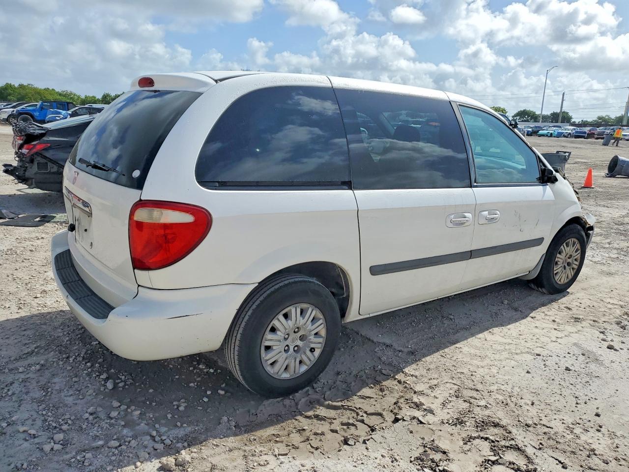 2006 Chrysler Town & Country White vin: 1A4GP45R26B753741