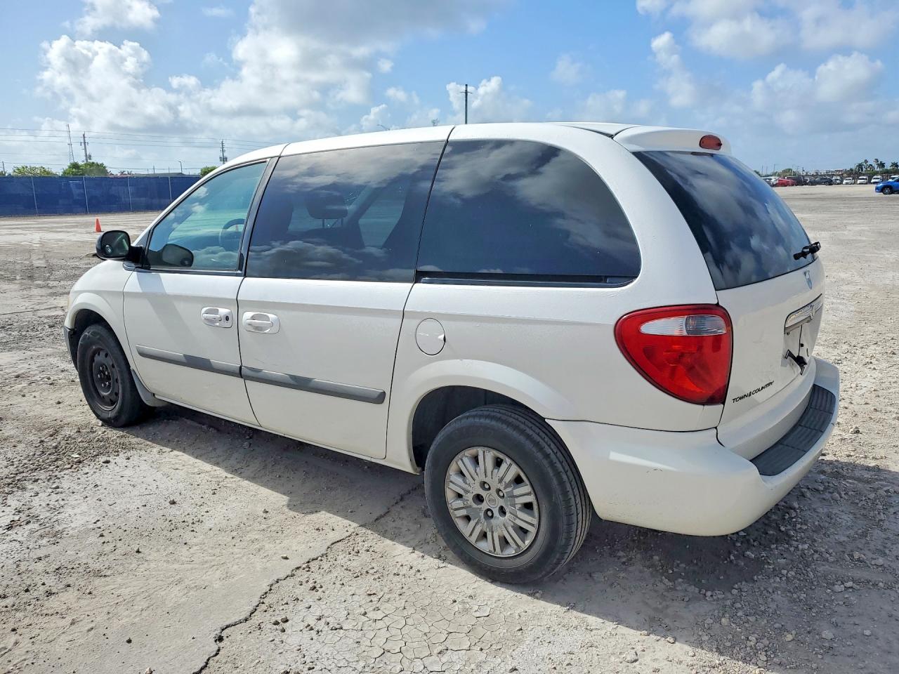 2006 Chrysler Town & Country White vin: 1A4GP45R26B753741
