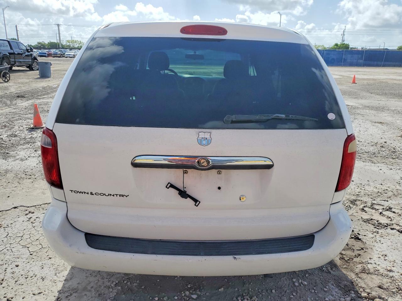 2006 Chrysler Town & Country White vin: 1A4GP45R26B753741