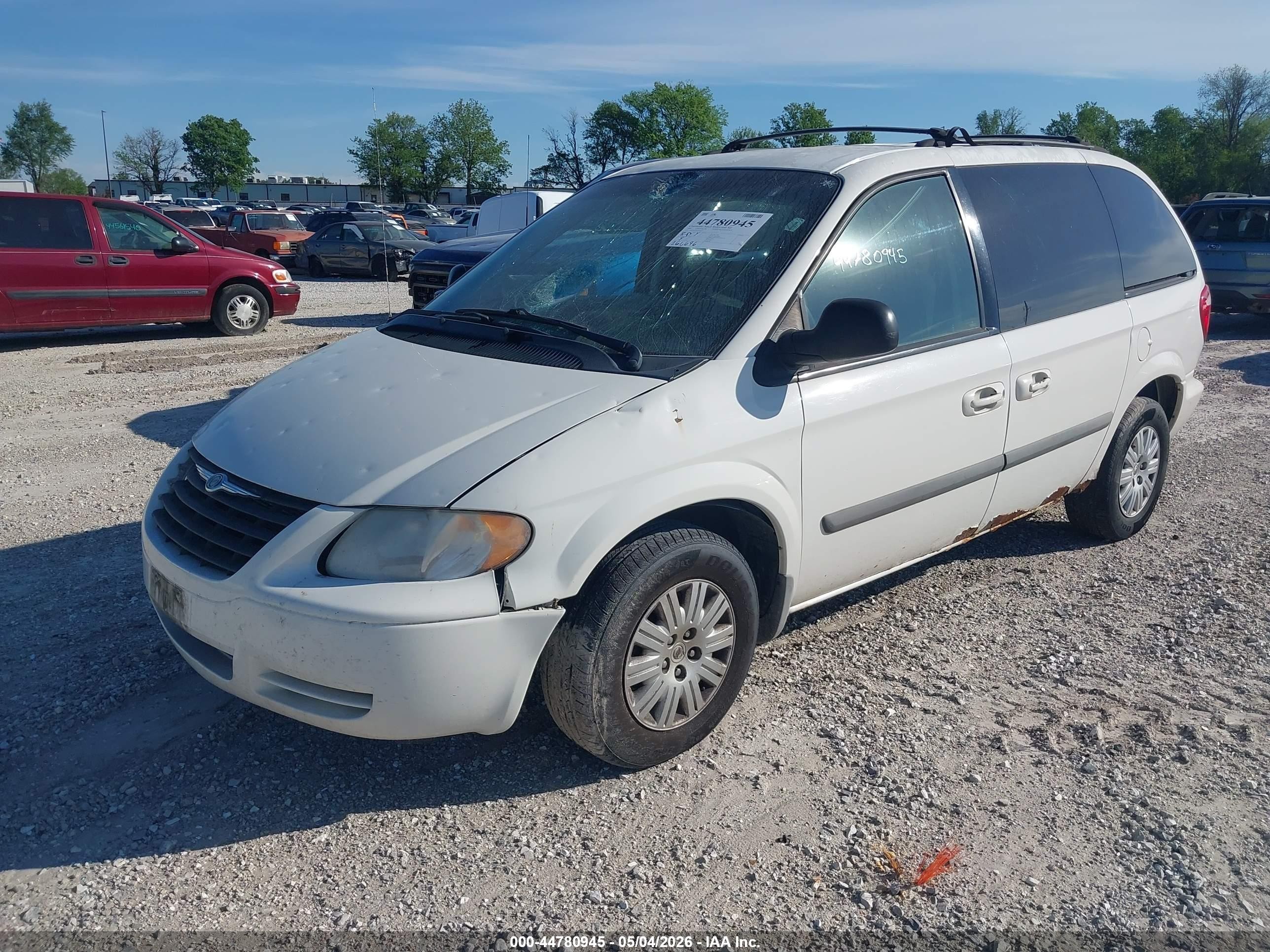 2006 Chrysler Town & Country   Белый vin: 1A4GP45R26B760933