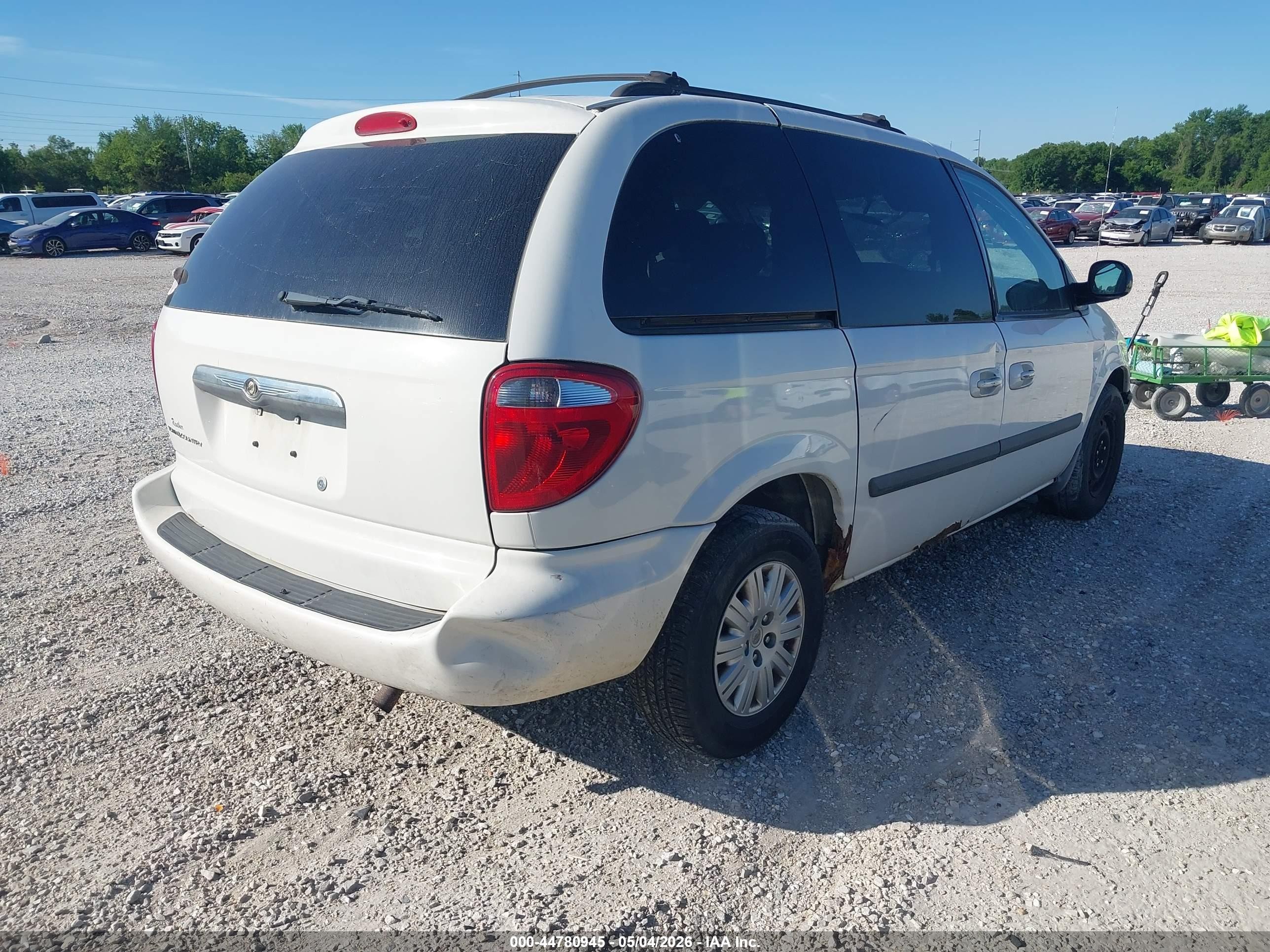 2006 Chrysler Town & Country   Белый vin: 1A4GP45R26B760933