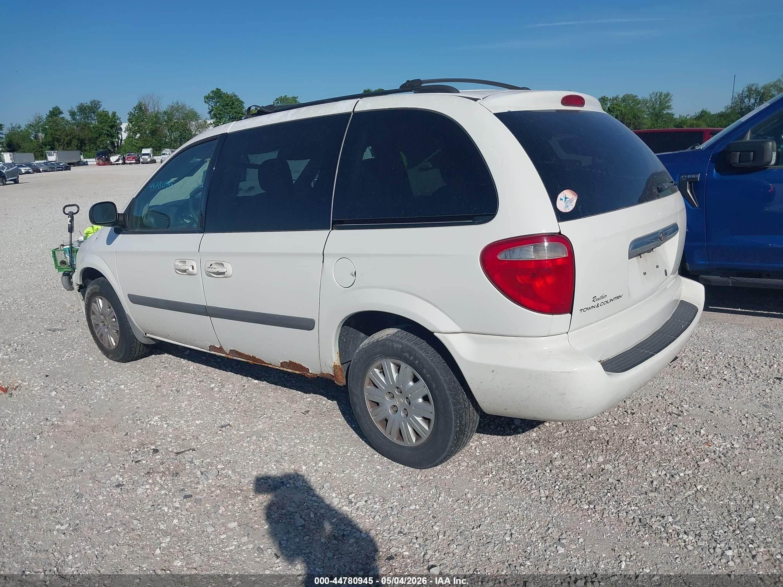 2006 Chrysler Town & Country   Белый vin: 1A4GP45R26B760933