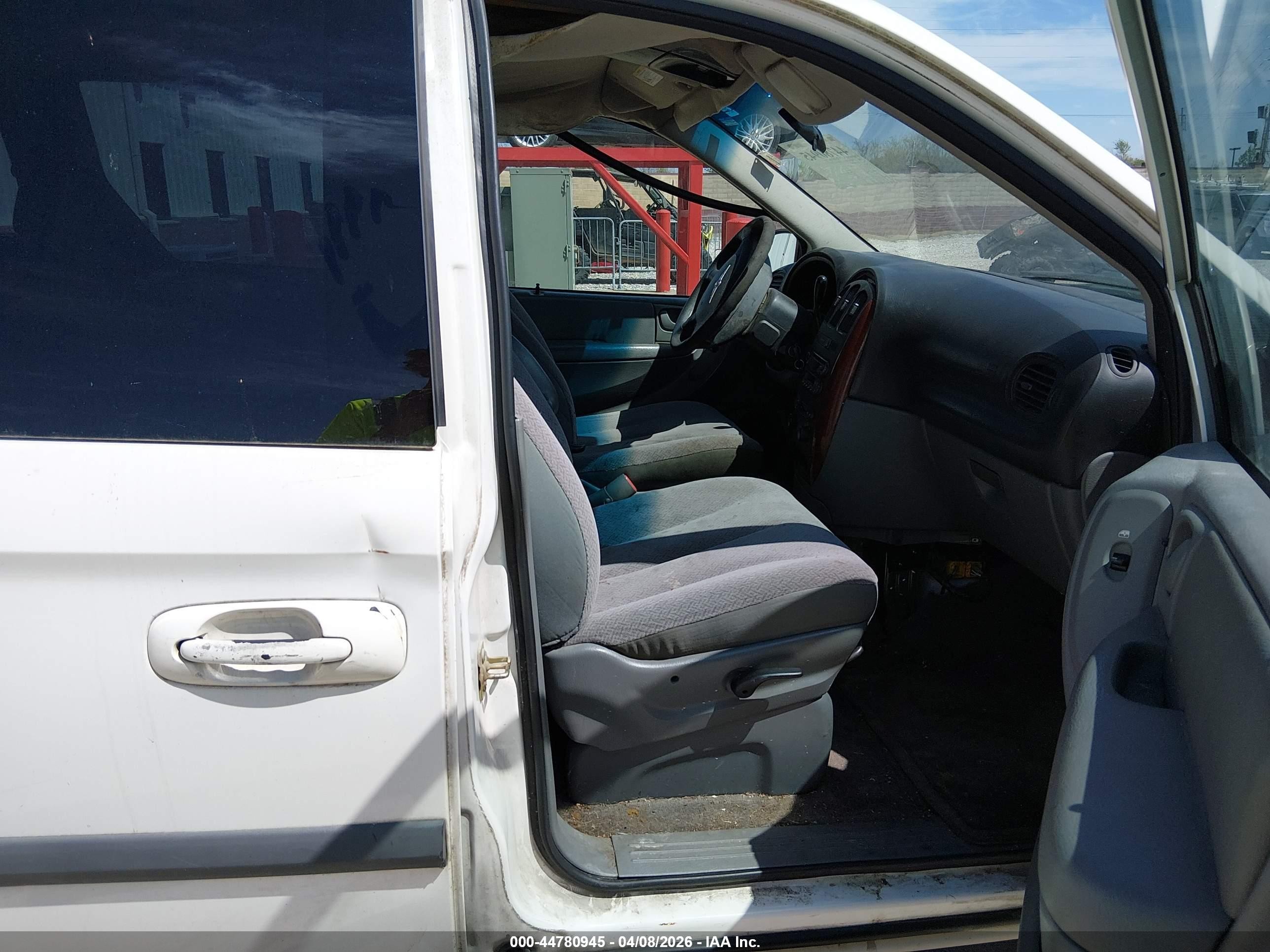 2006 Chrysler Town & Country   Белый vin: 1A4GP45R26B760933