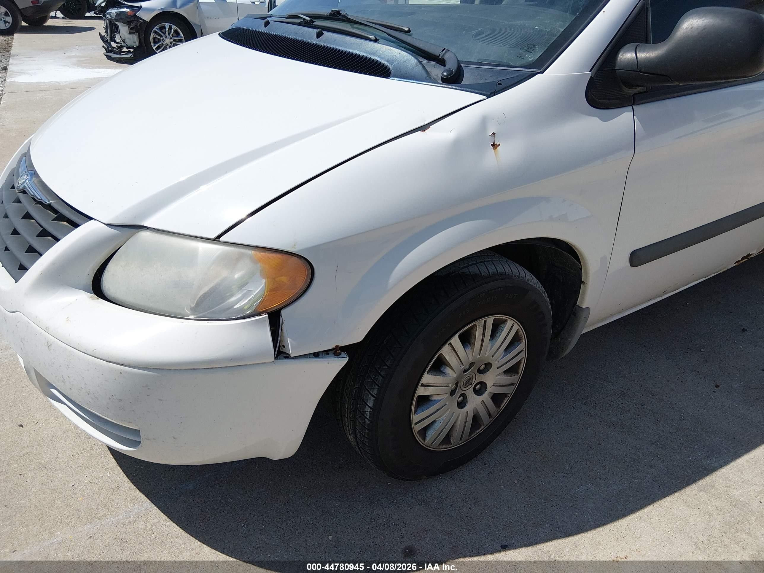 2006 Chrysler Town & Country   Белый vin: 1A4GP45R26B760933