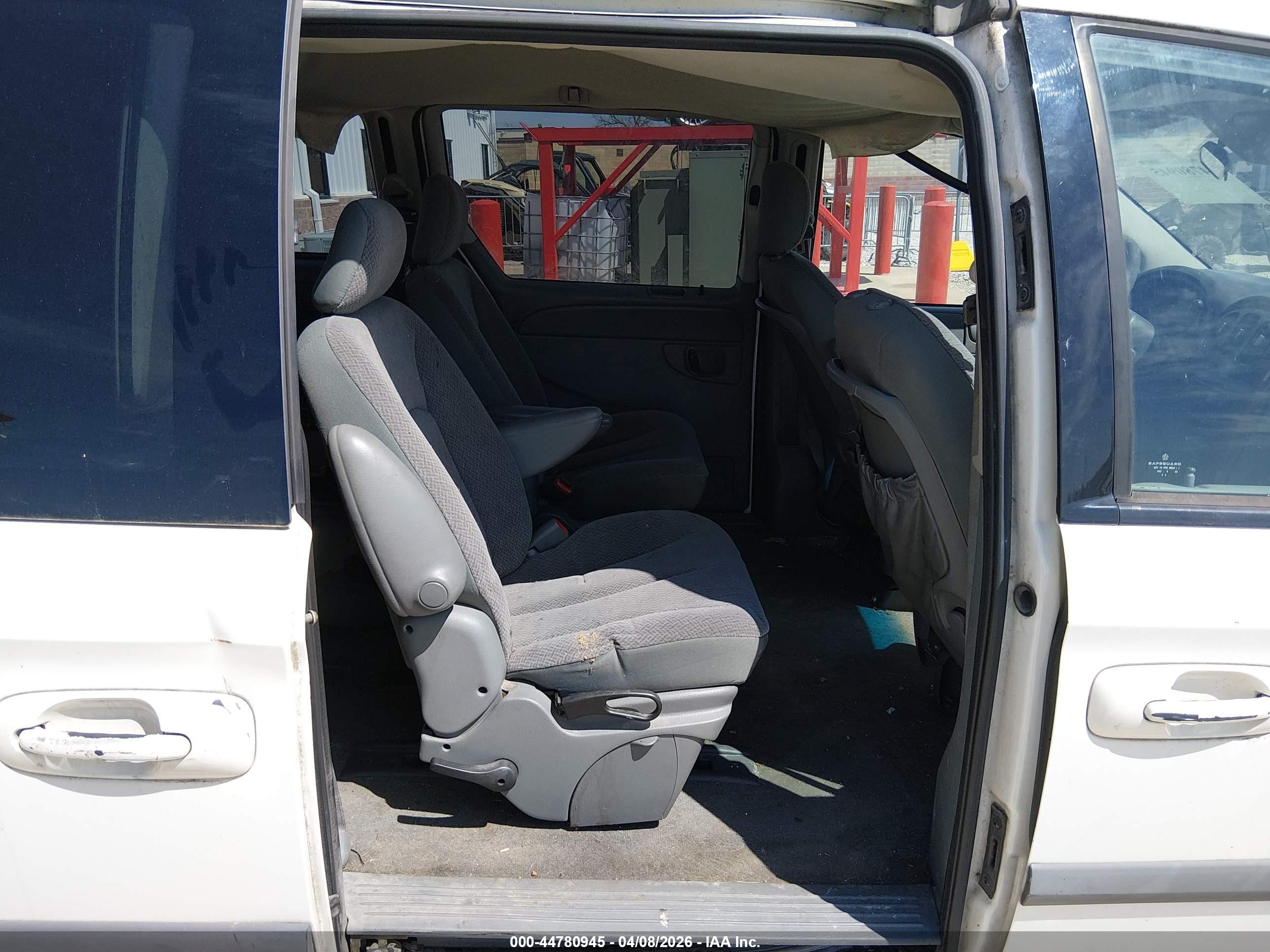 2006 Chrysler Town & Country   Белый vin: 1A4GP45R26B760933