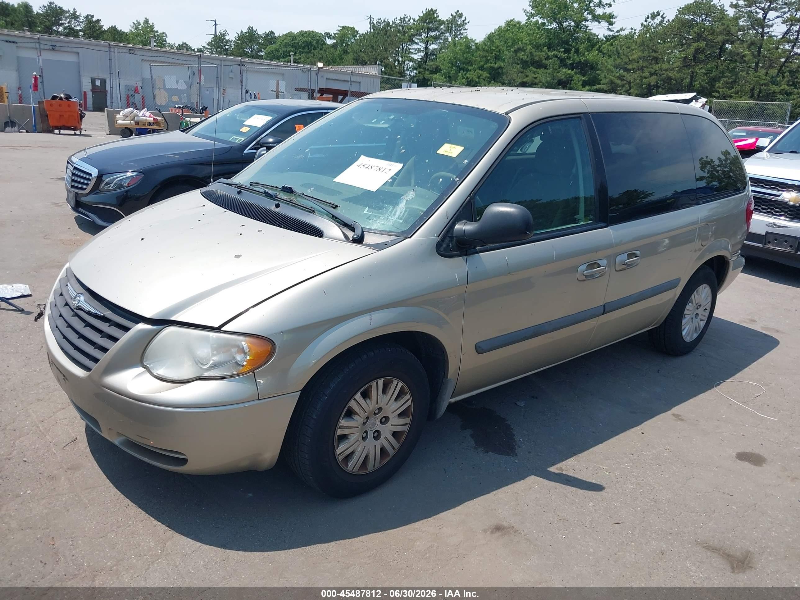 2006 Chrysler Town & Country   Champagne vin: 1A4GP45R36B747141
