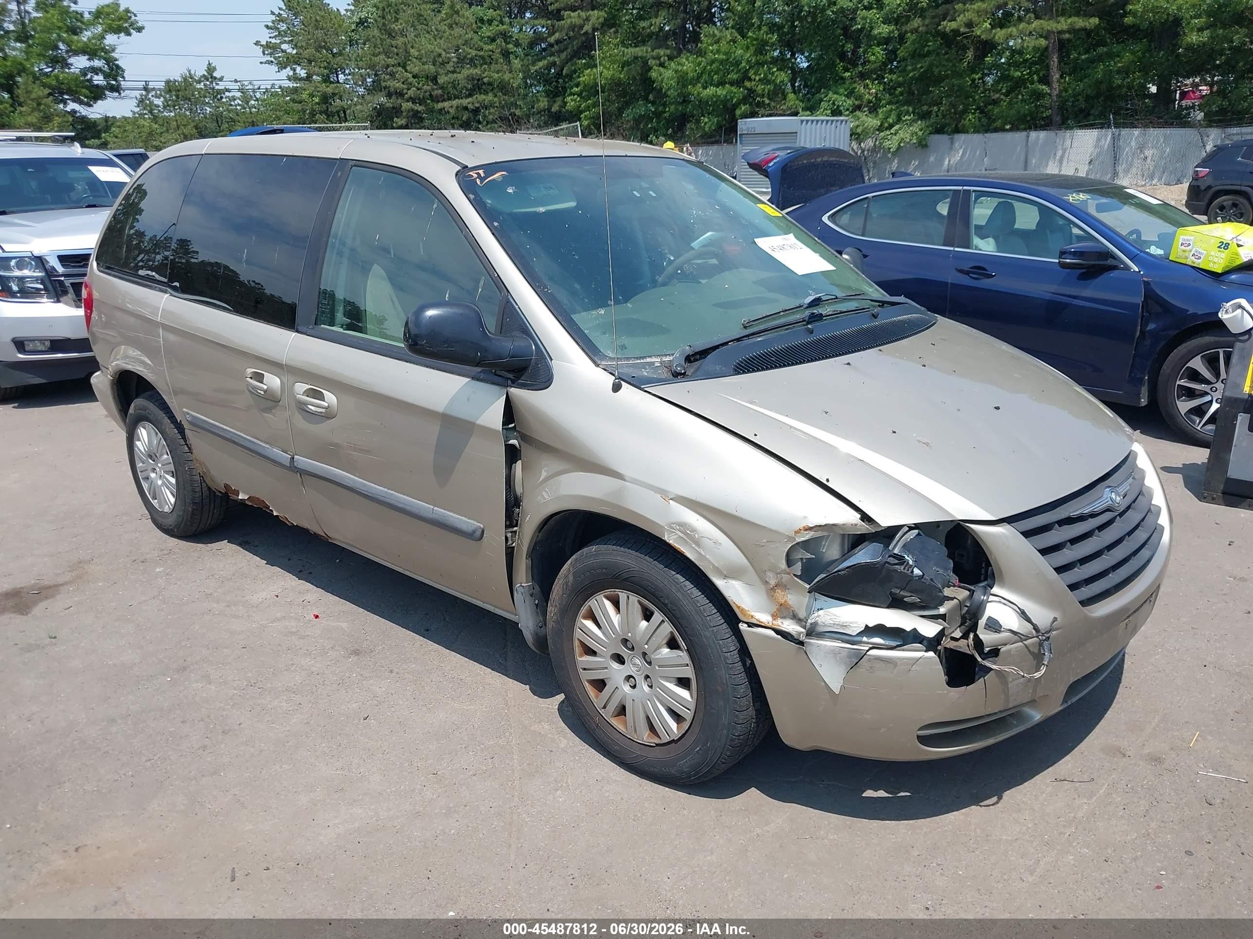 2006 Chrysler Town & Country   Champagne vin: 1A4GP45R36B747141