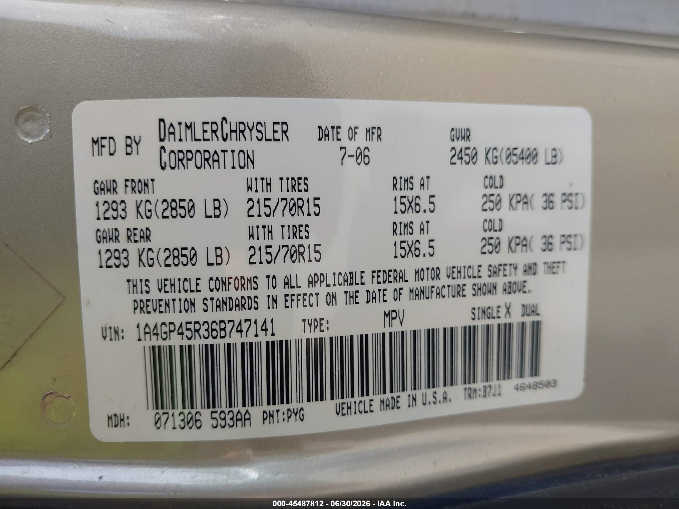 2006 Chrysler Town & Country   Champagne vin: 1A4GP45R36B747141