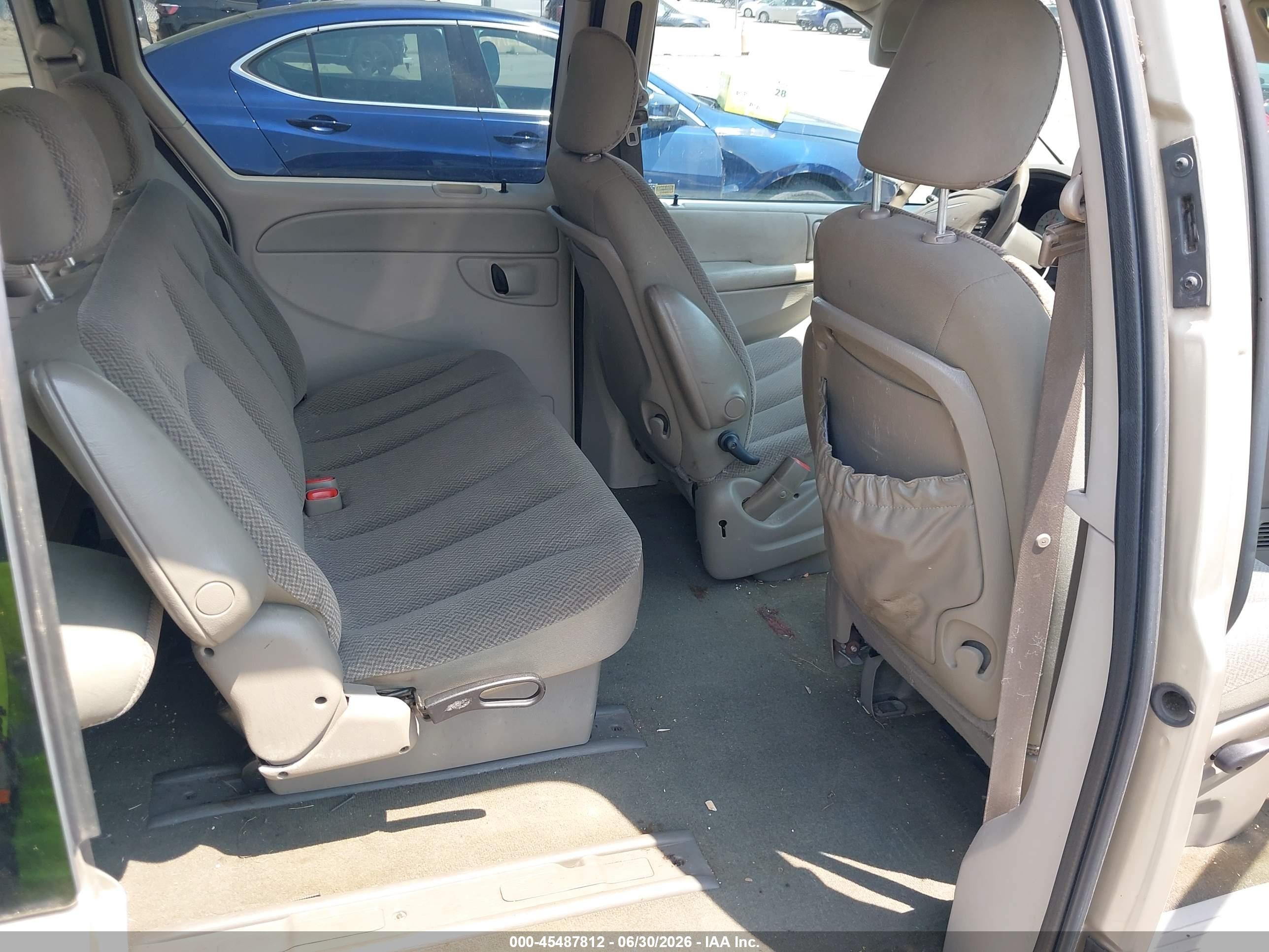 2006 Chrysler Town & Country   Champagne vin: 1A4GP45R36B747141