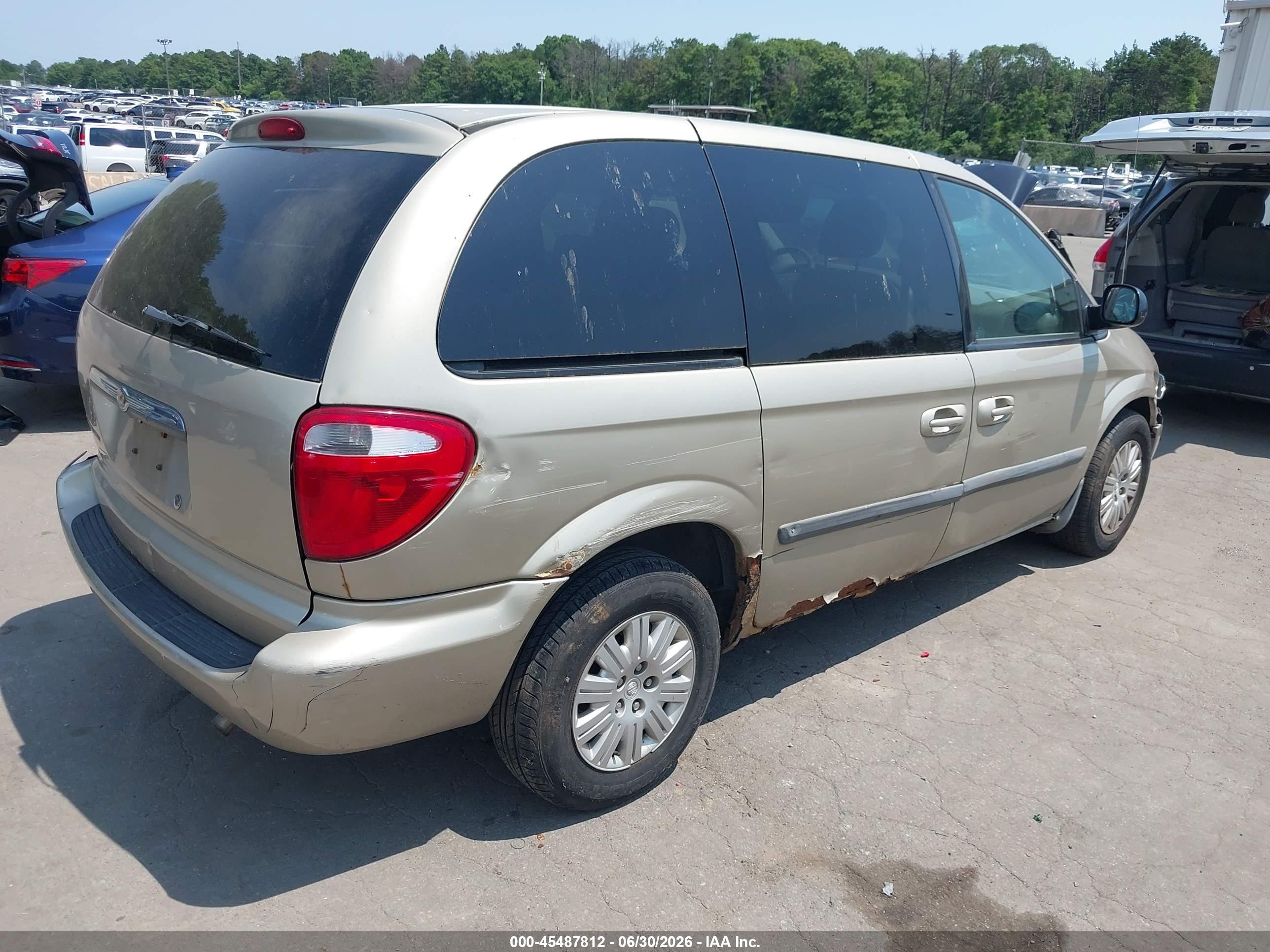 2006 Chrysler Town & Country   Champagne vin: 1A4GP45R36B747141
