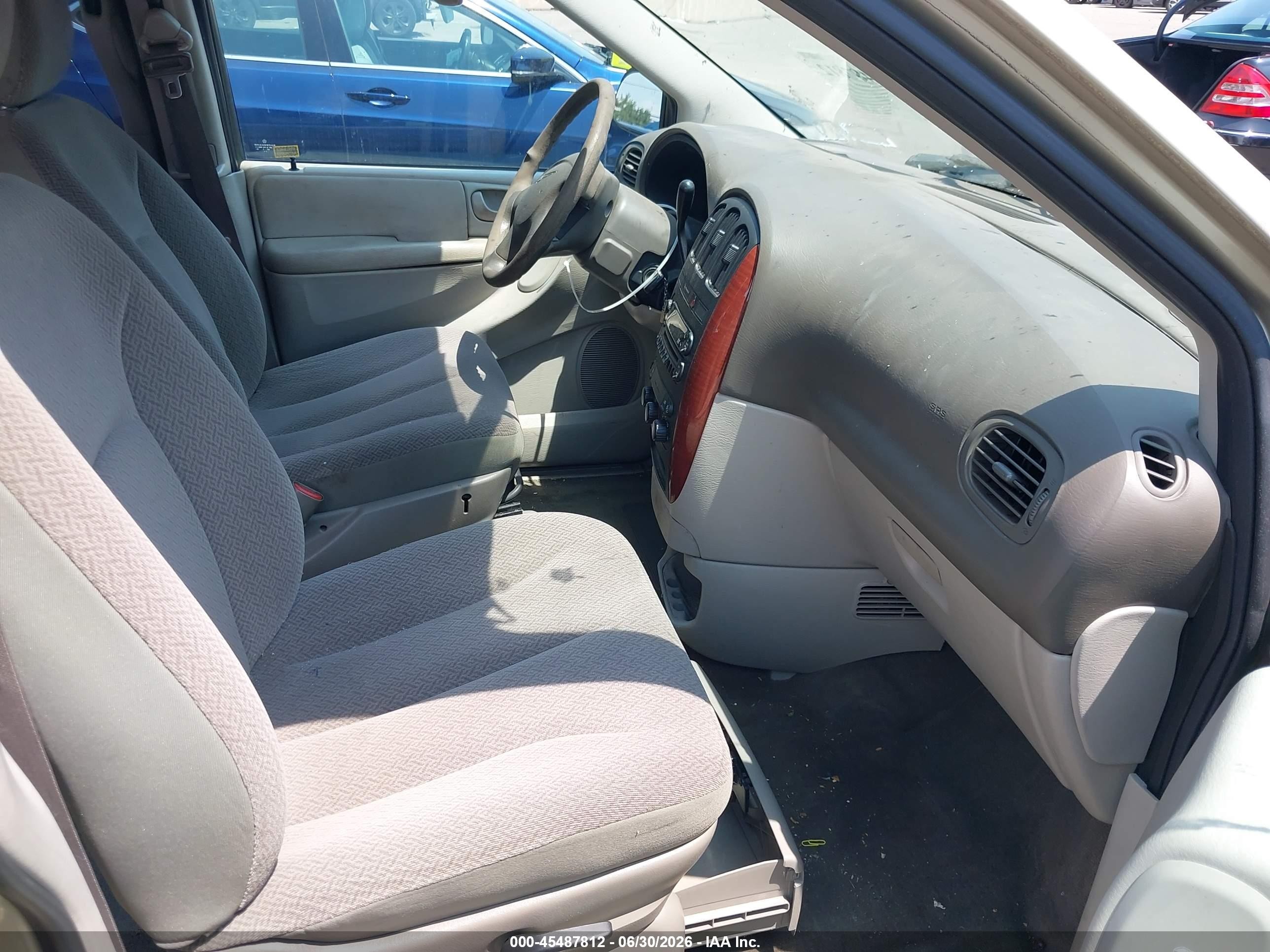 2006 Chrysler Town & Country   Champagne vin: 1A4GP45R36B747141