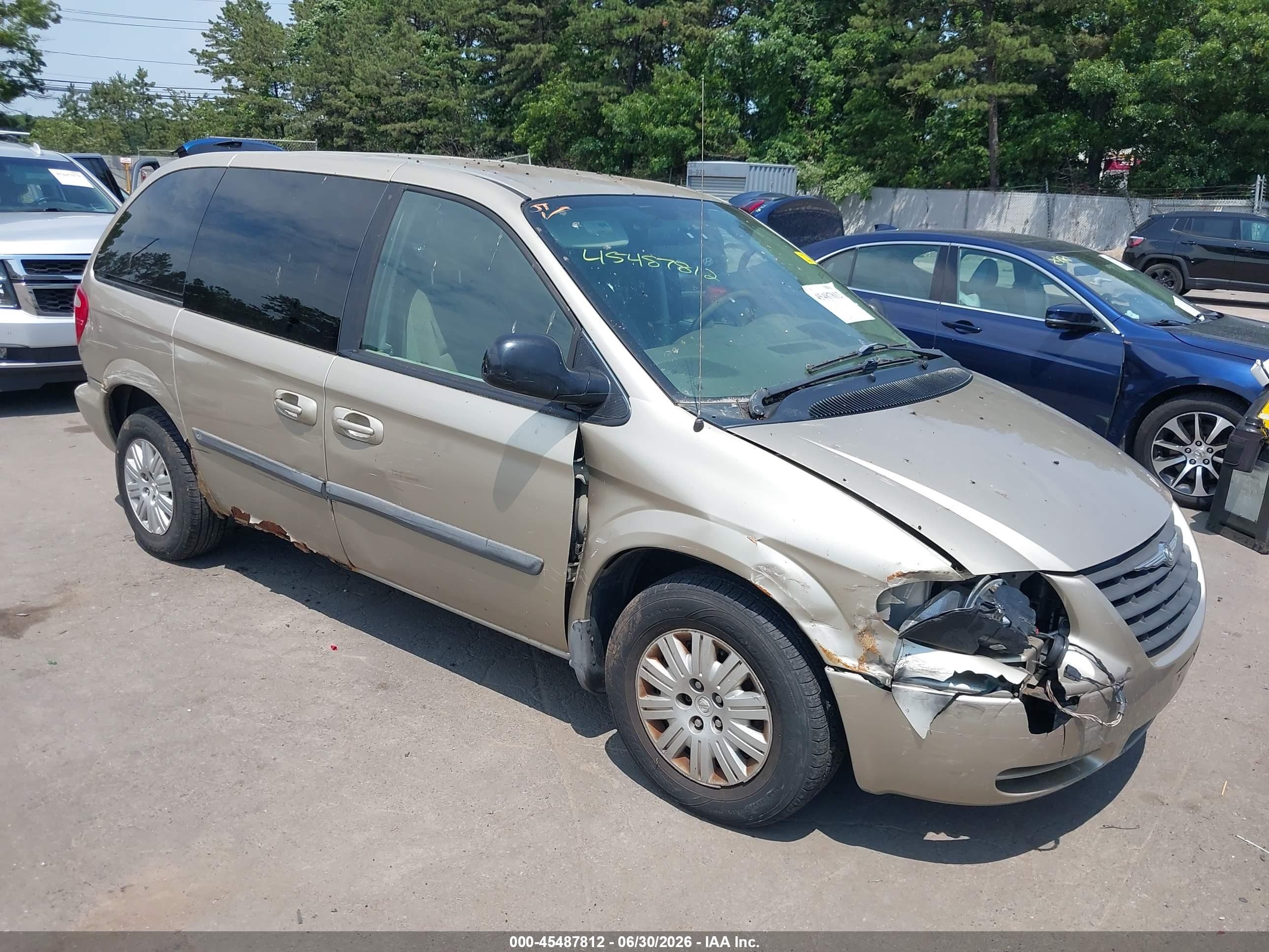 2006 Chrysler Town & Country   Champagne vin: 1A4GP45R36B747141