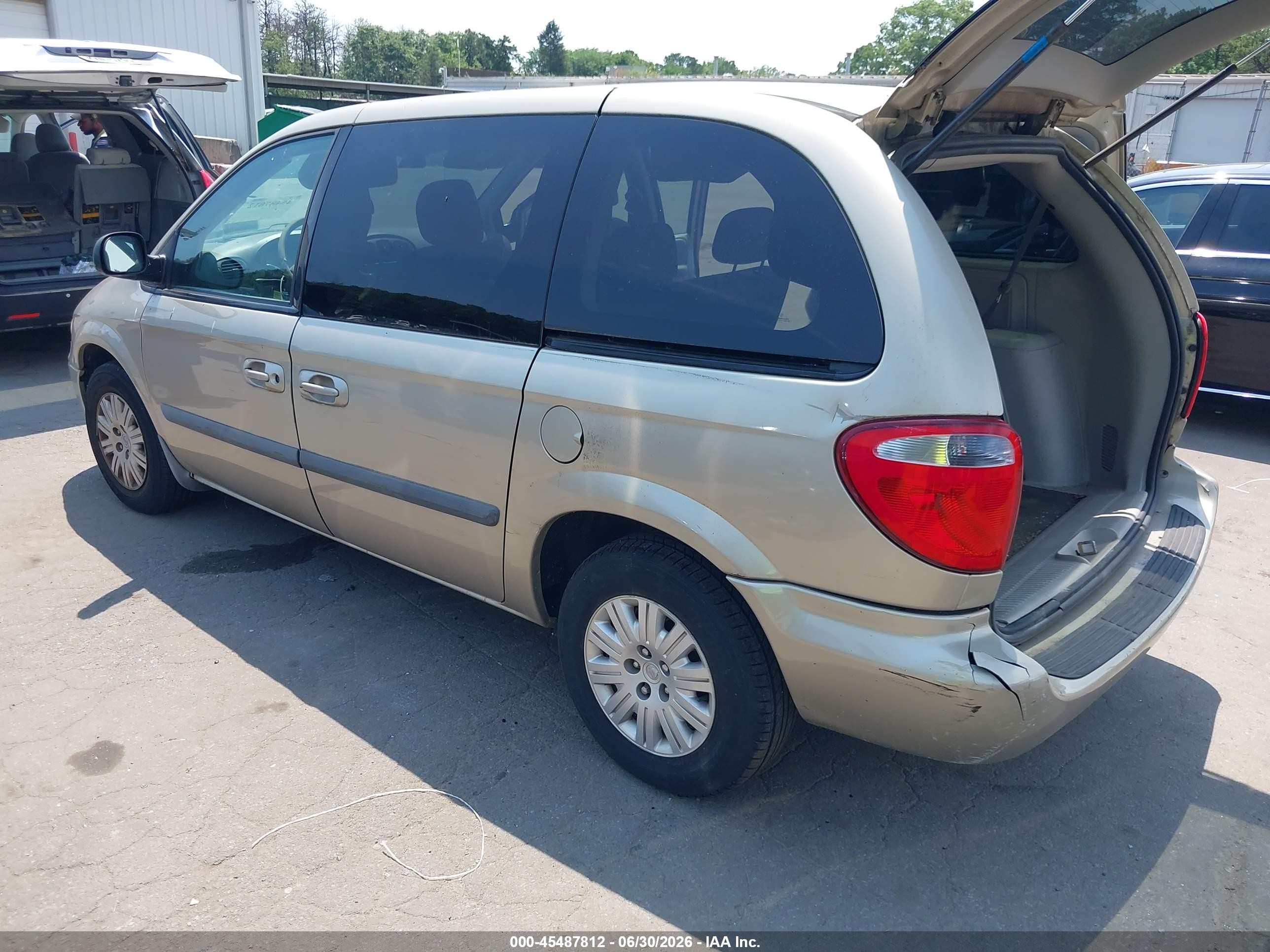 2006 Chrysler Town & Country   Champagne vin: 1A4GP45R36B747141